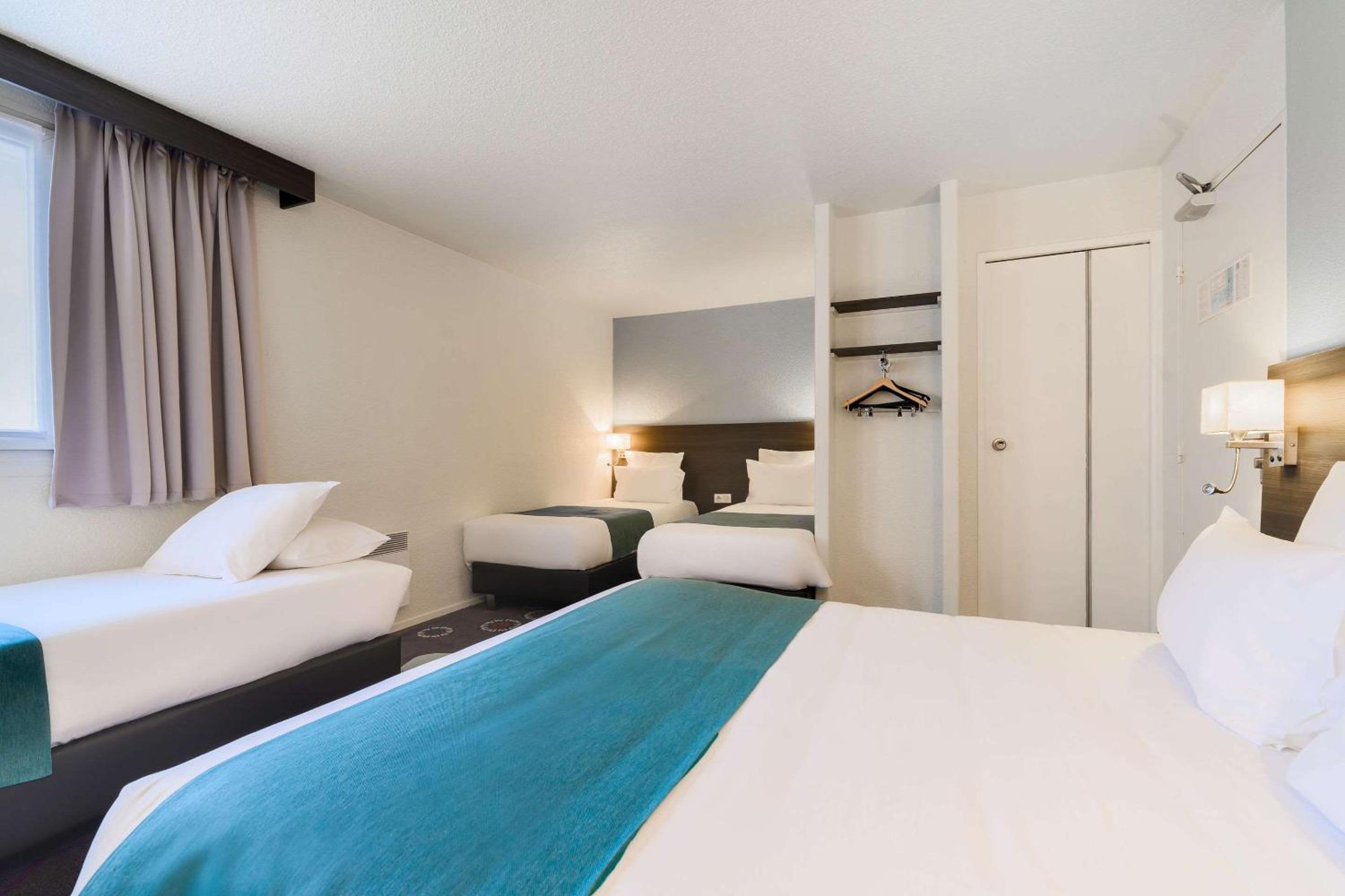 1 Double Bed, 3 Single Beds photo 3