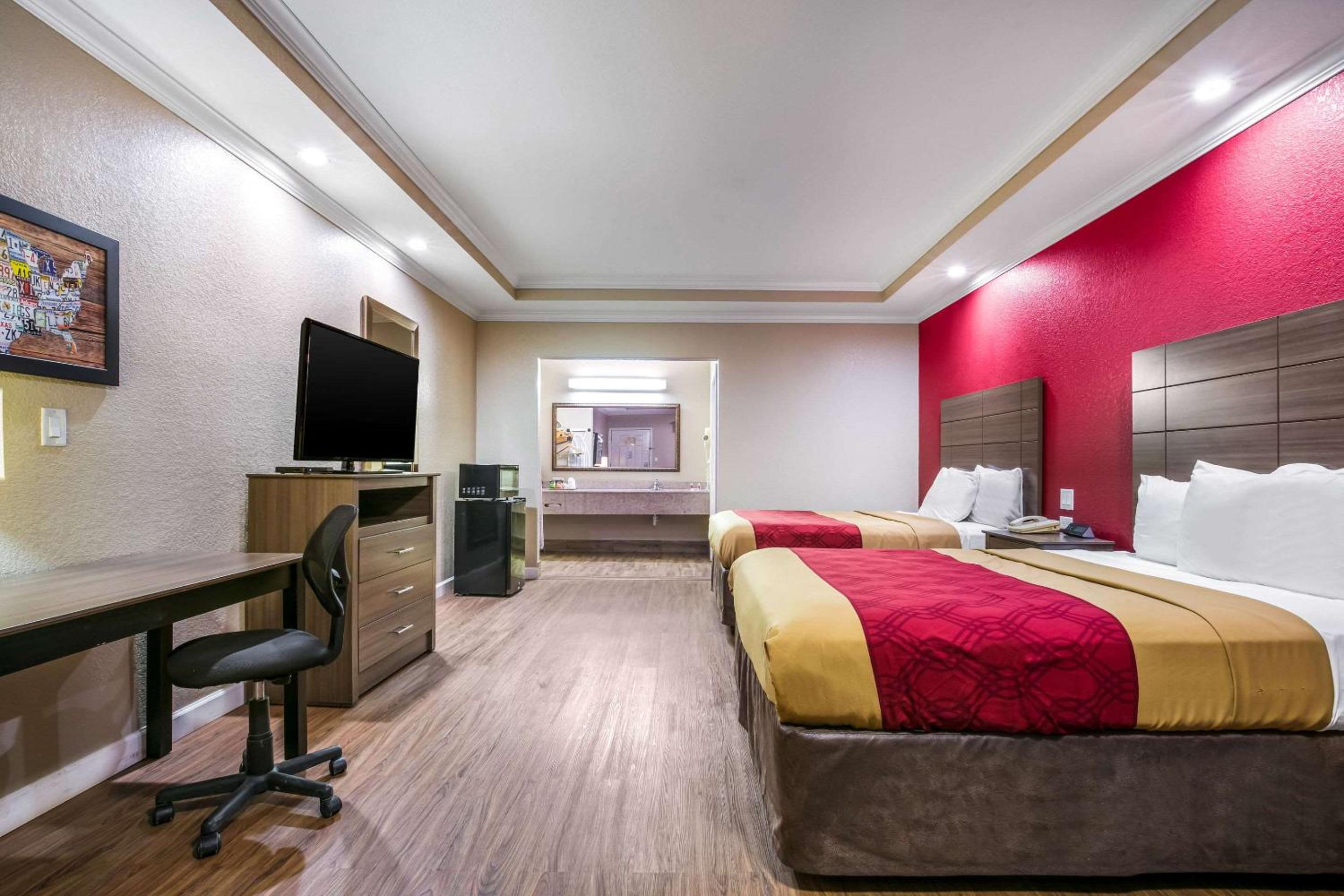 Queen Room with Two Queen Beds - Non-Smoking - Photo 1