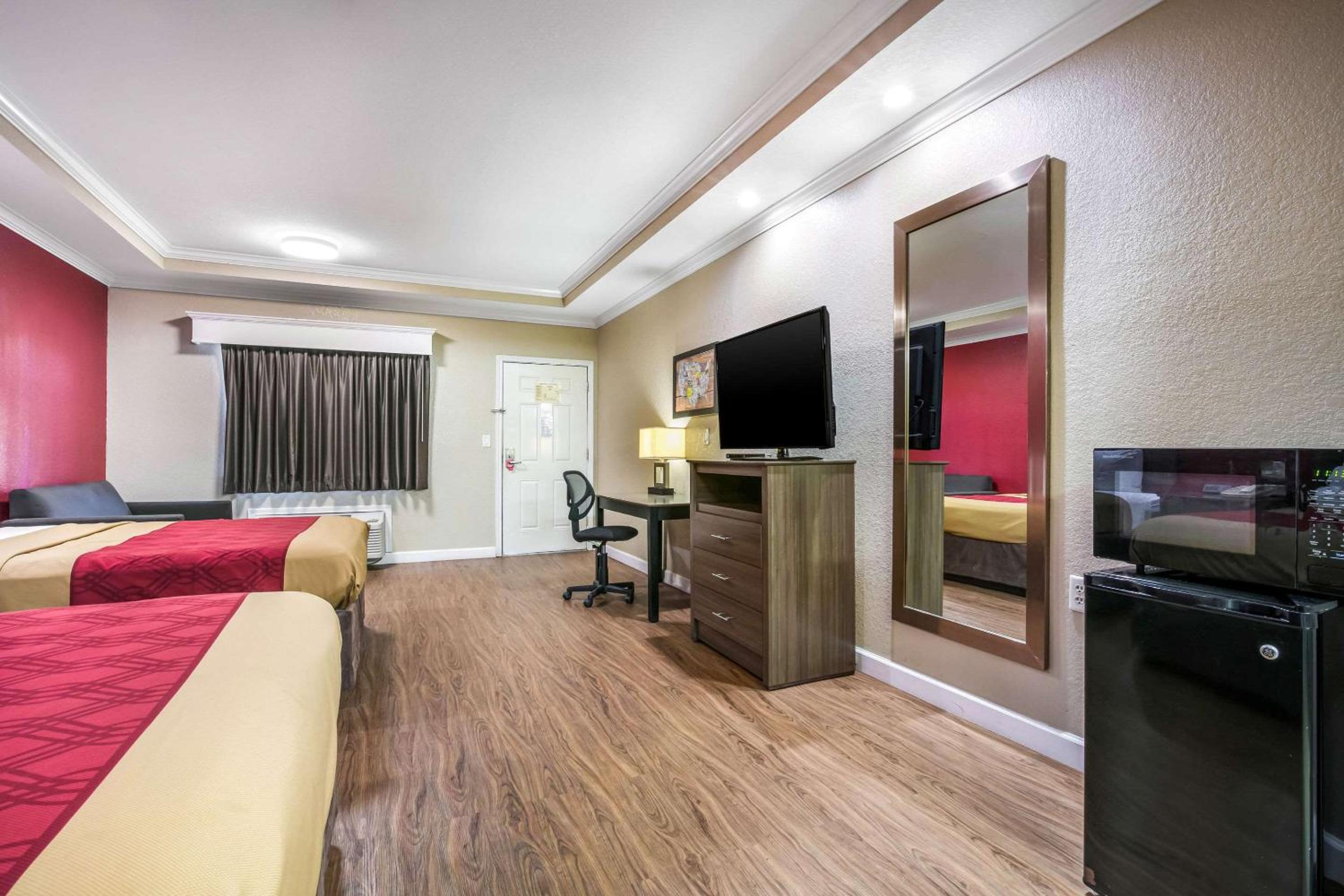 Queen Room with Two Queen Beds - Non-Smoking - Photo 2