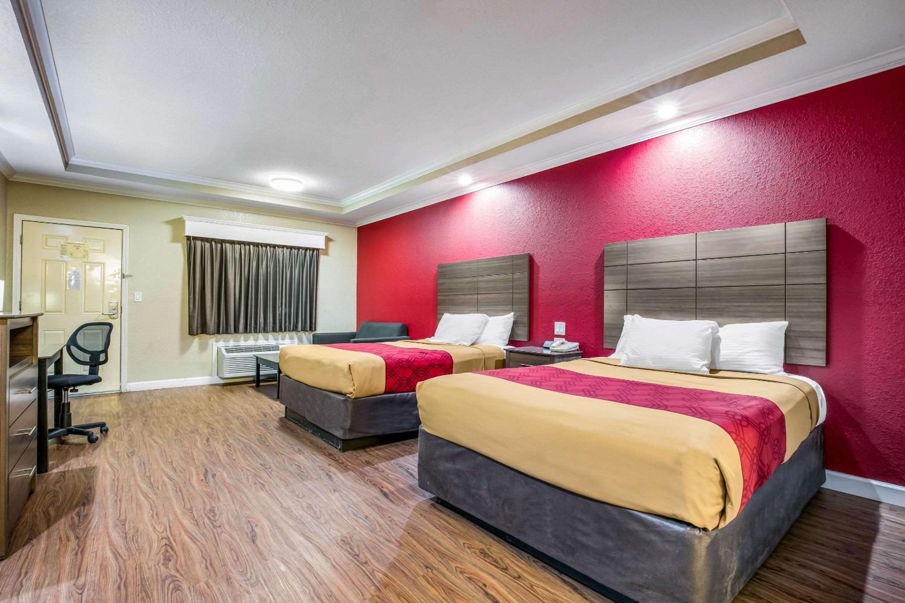 Queen Room with Two Queen Beds - Smoking - Photo 2