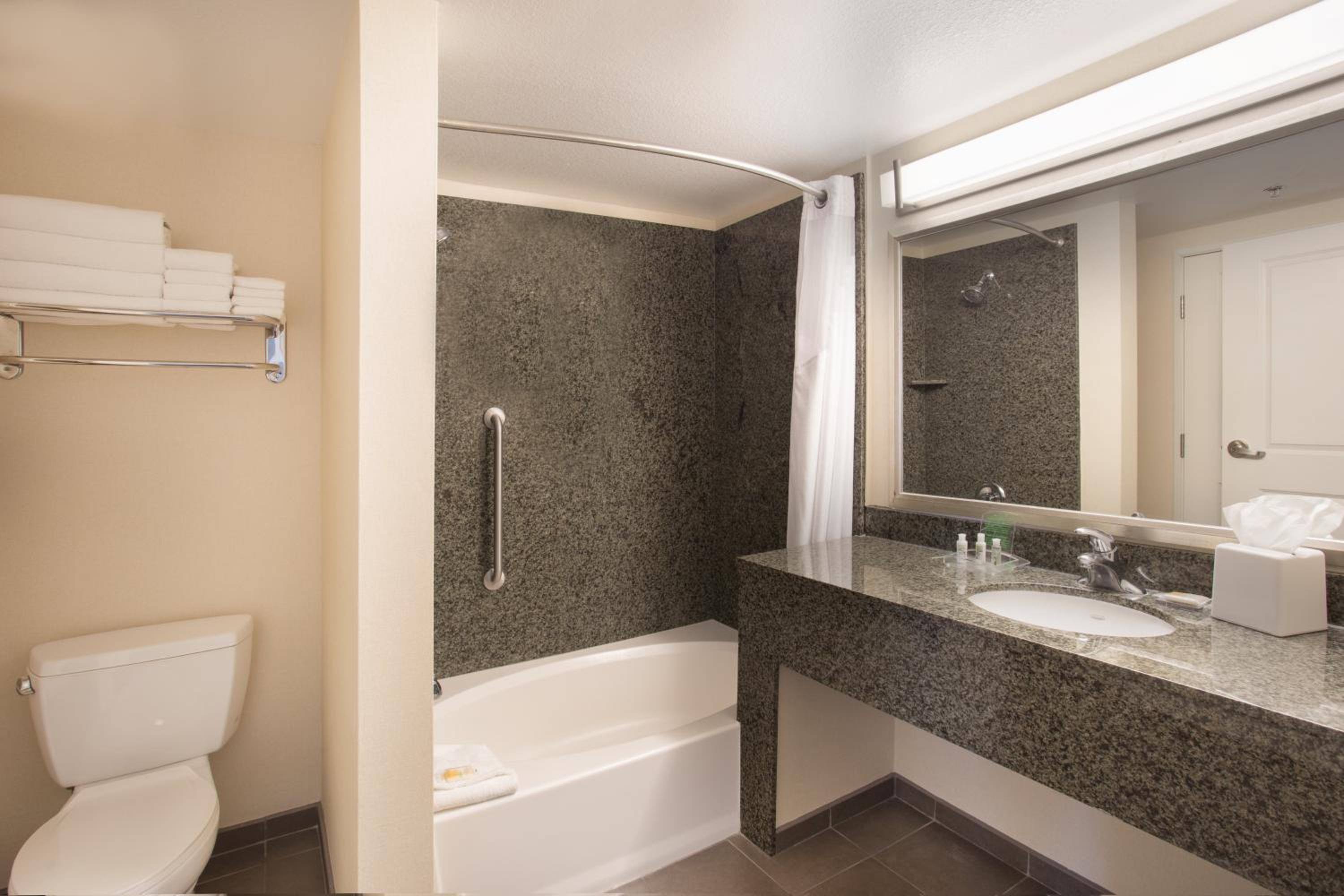 One-Bedroom Suite with Two Queen Beds - Photo 4
