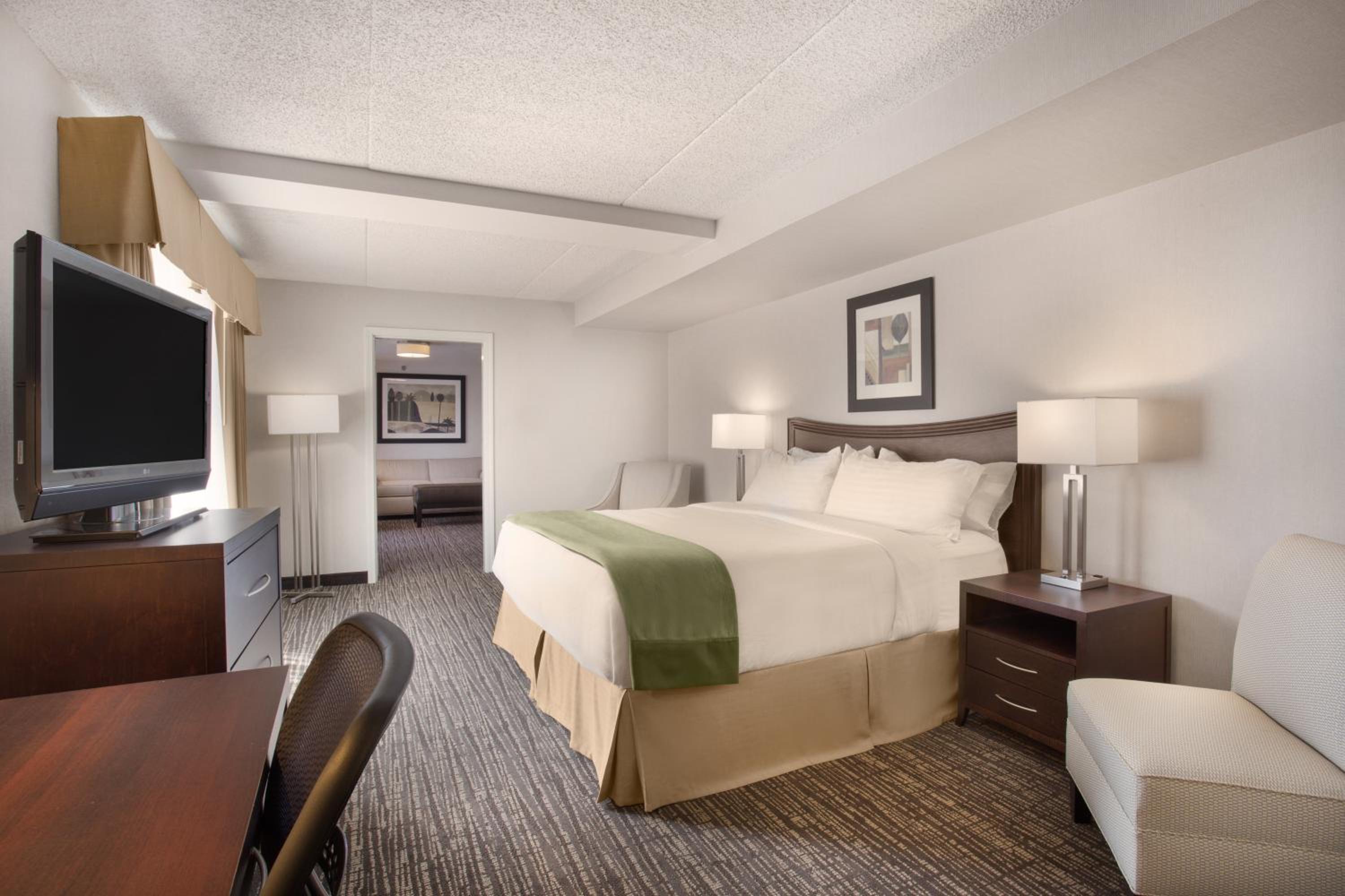 Standard King Room with Sofa Bed - Photo 3