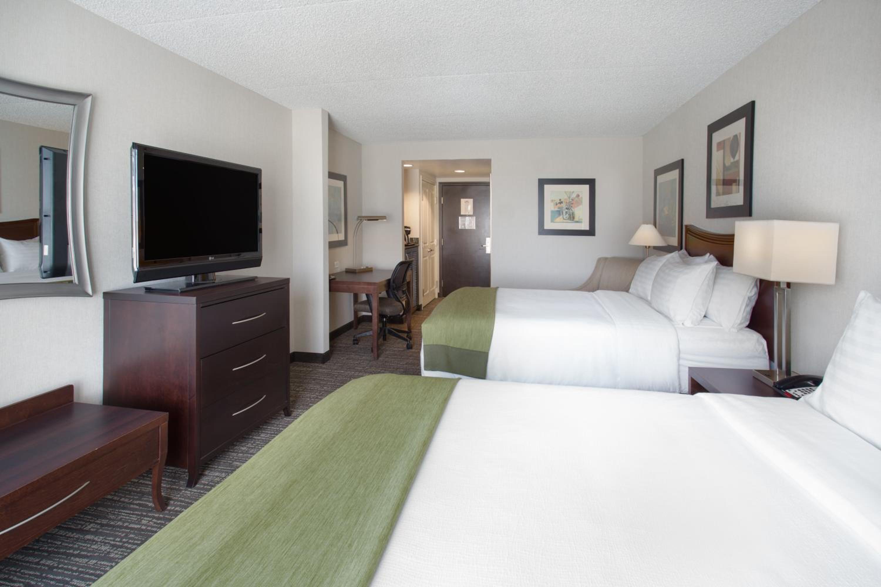 Standard Queen Room with Two Queen Beds - Photo 4