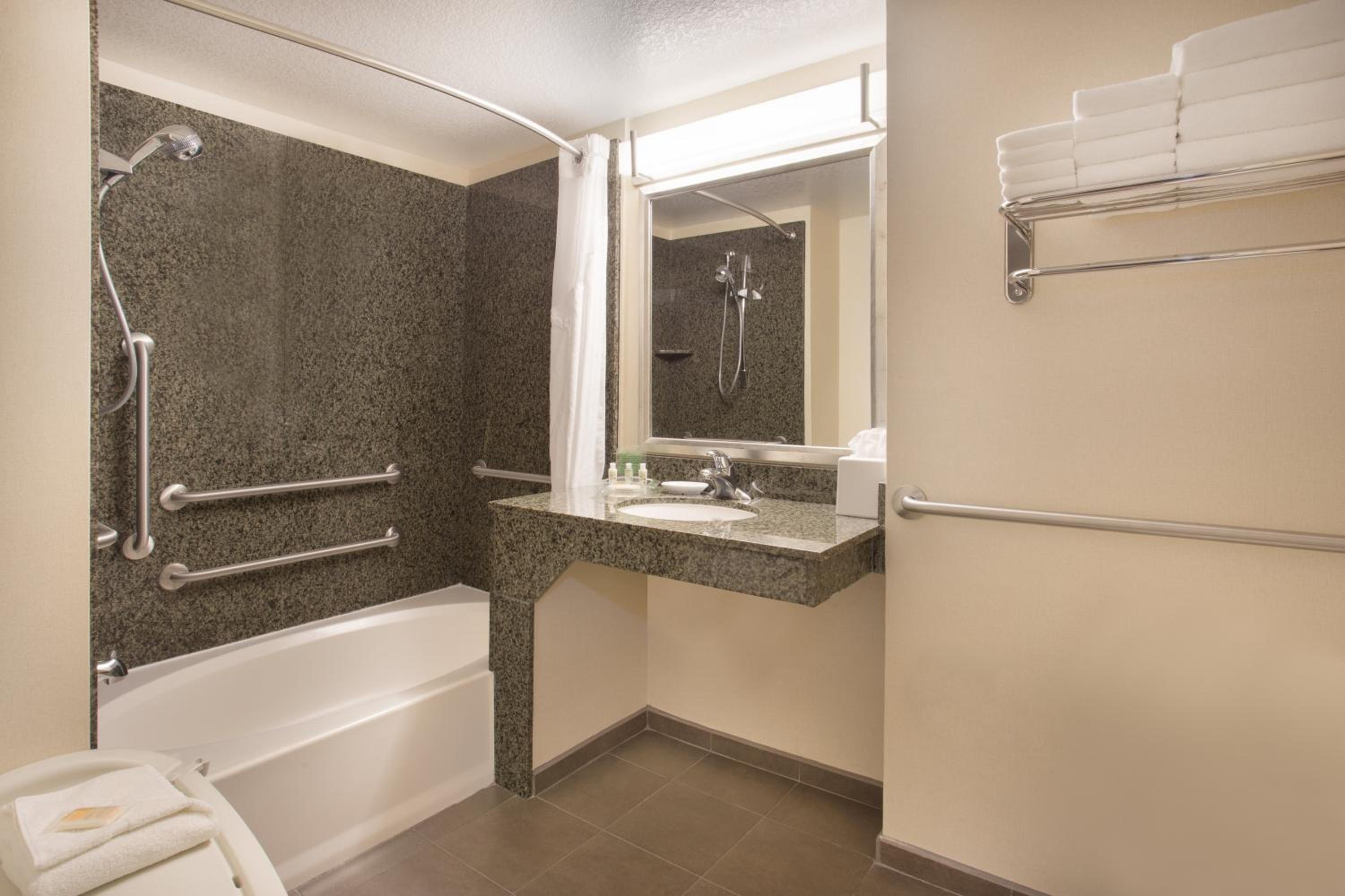 Standard King Room with Accessible Tub - Mobility Access - Photo 3