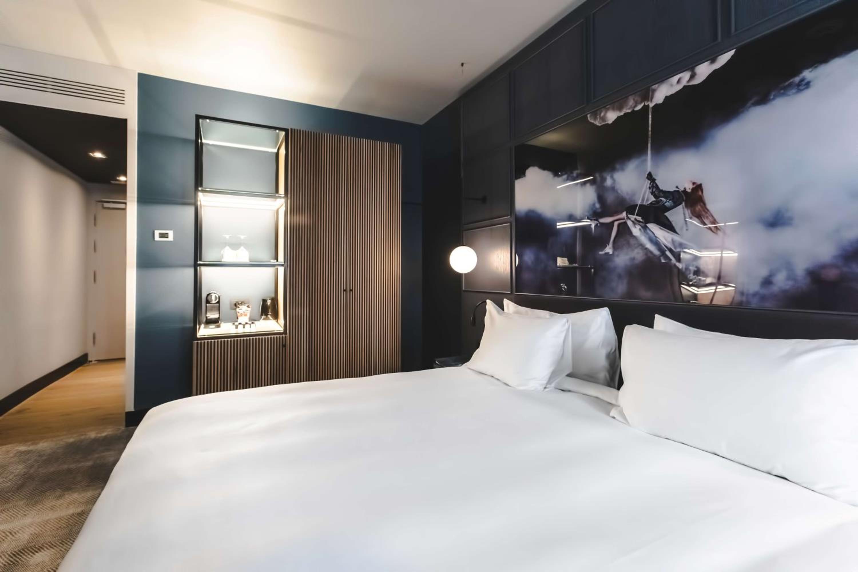 Premium Room with Balcony and Square View - Photo 3