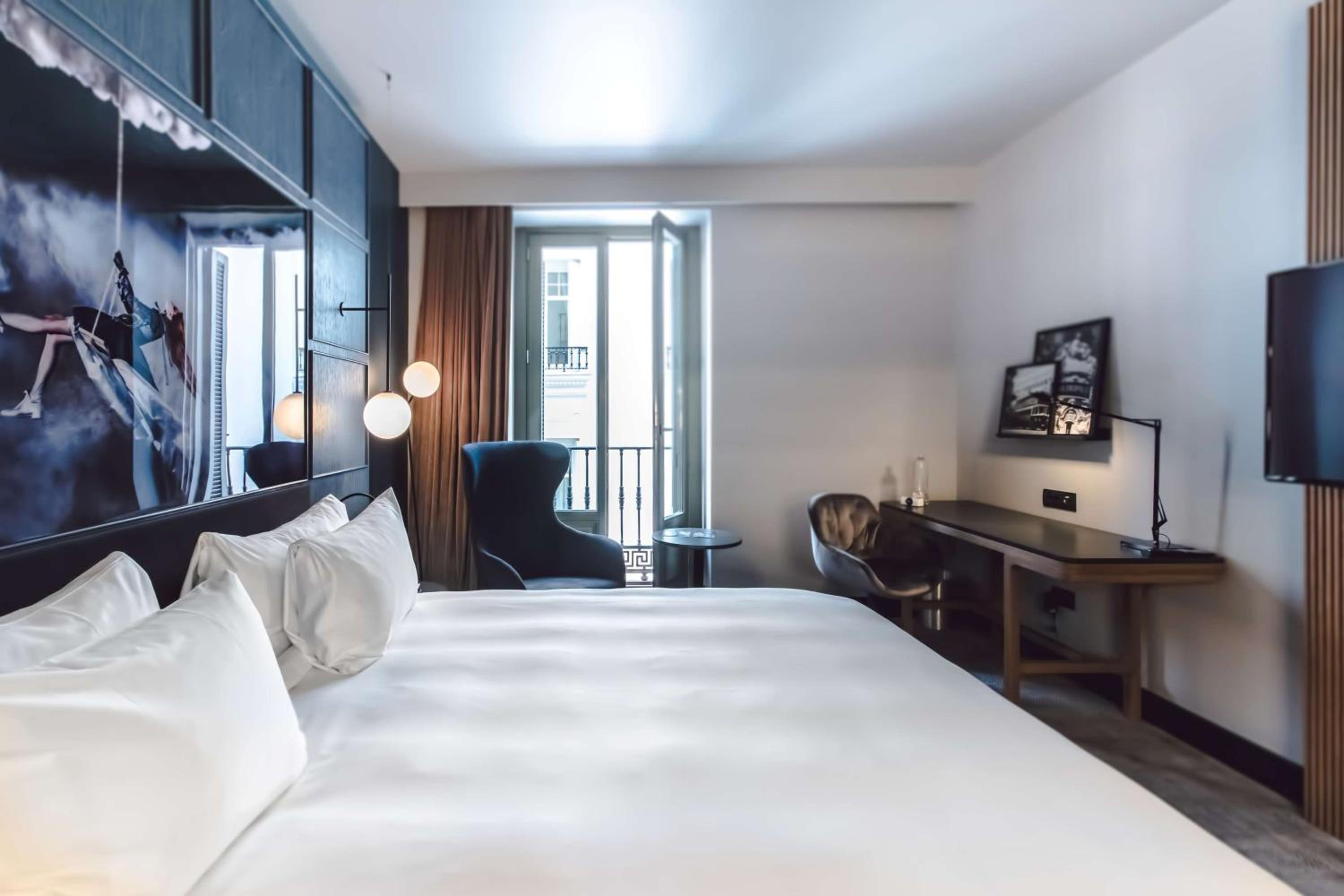 Premium Room with Balcony and Square View - Photo 1