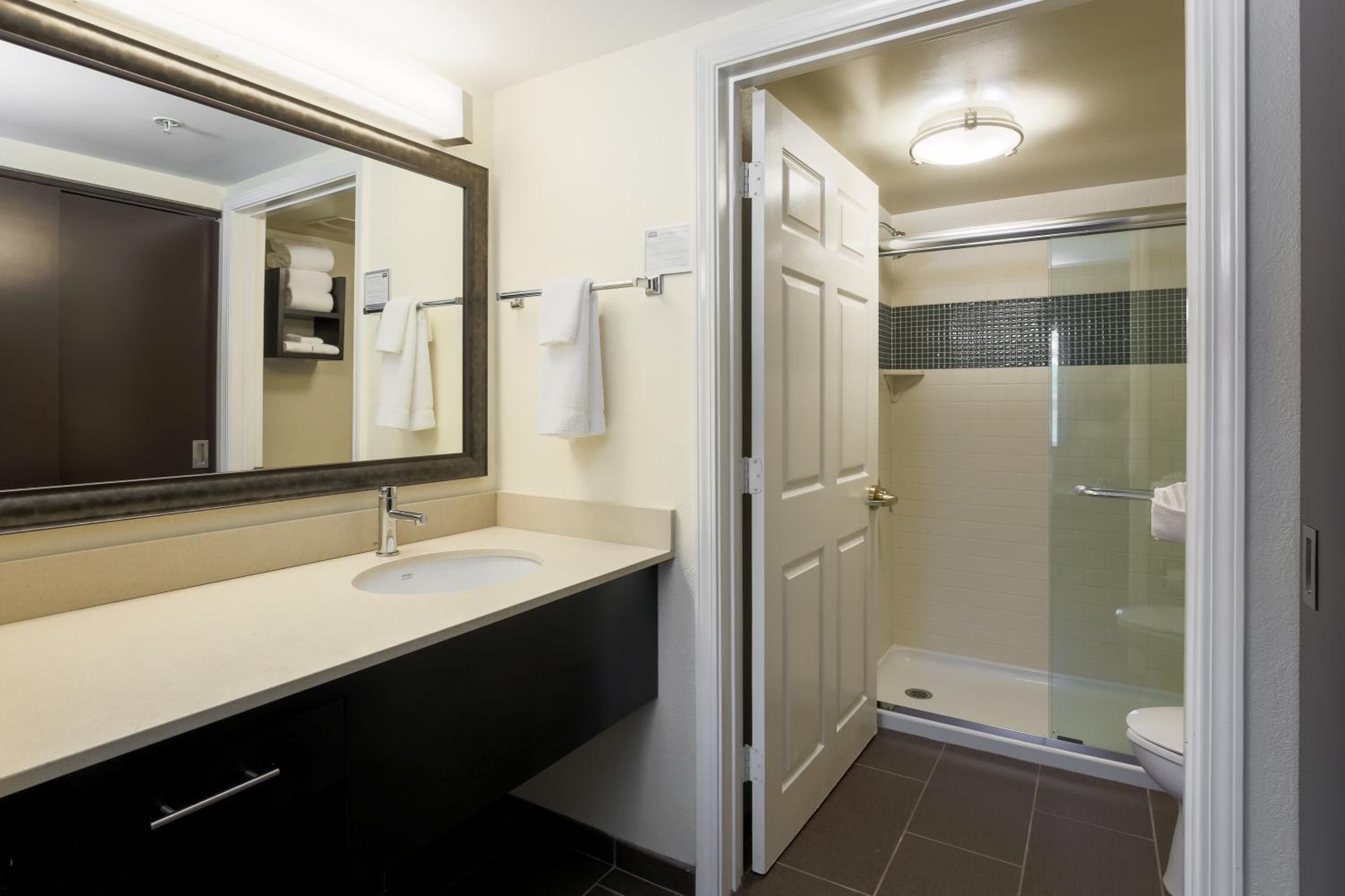 One-Bedroom Queen Suite - Photo 4