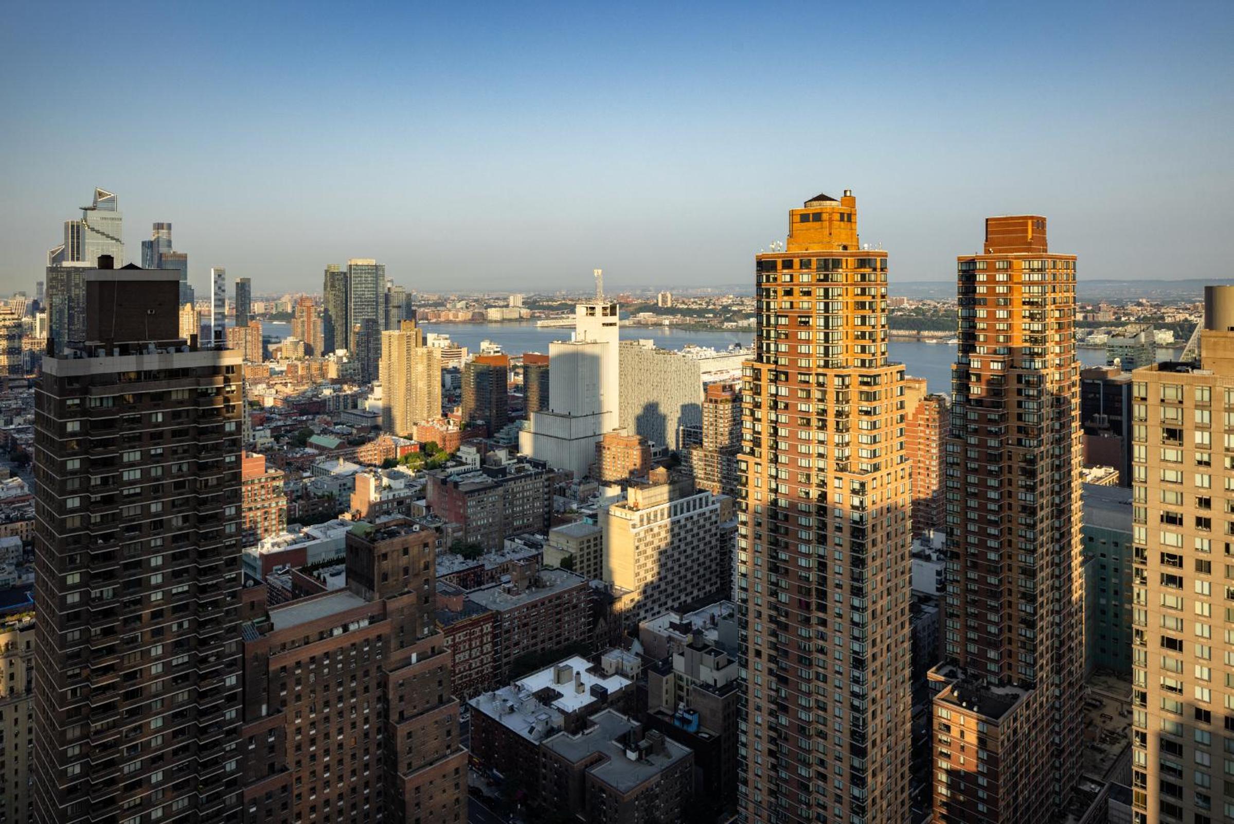 Connecting Hudson River View King Rooms thumbnail 5