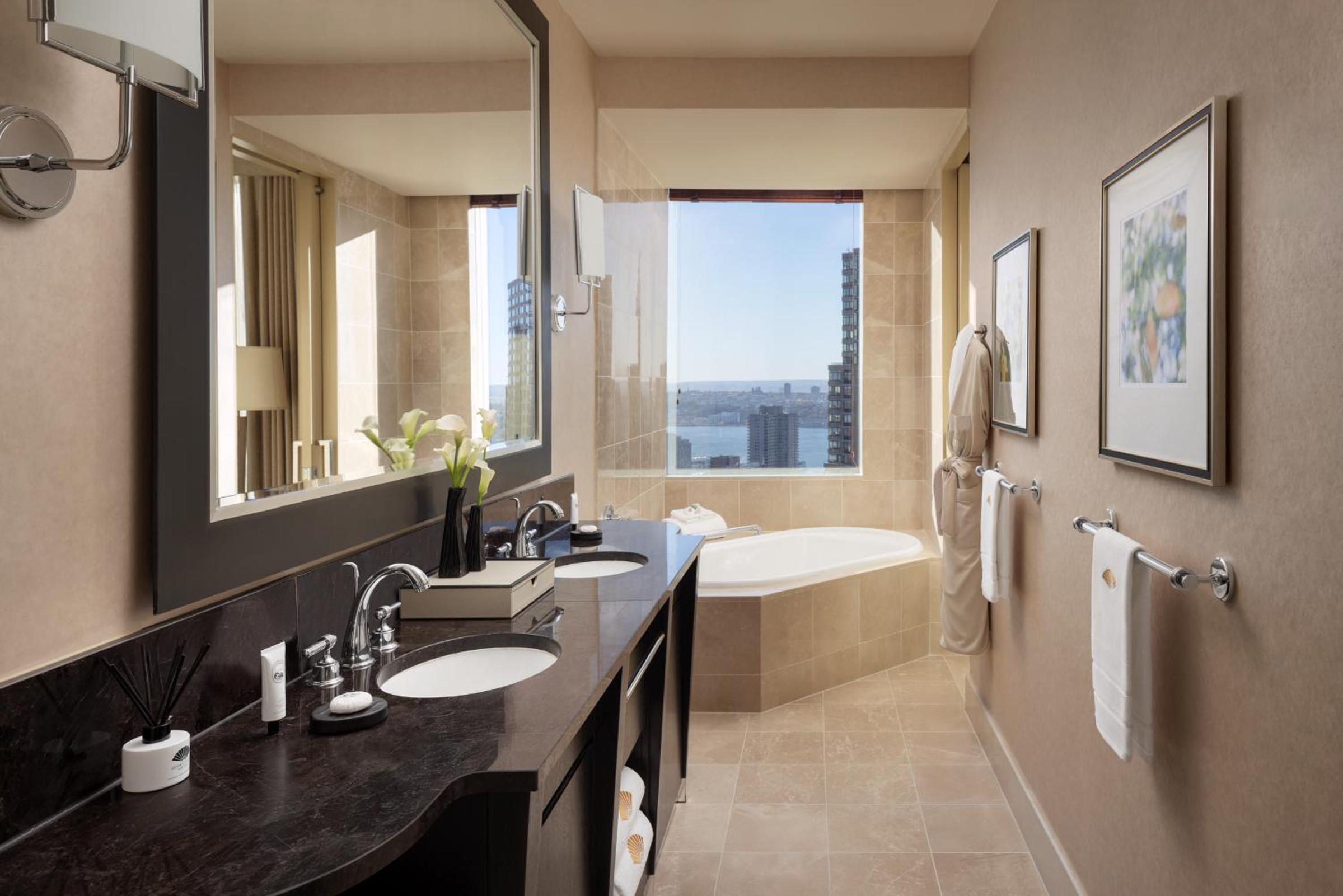 Connecting Hudson River View King Rooms thumbnail 6