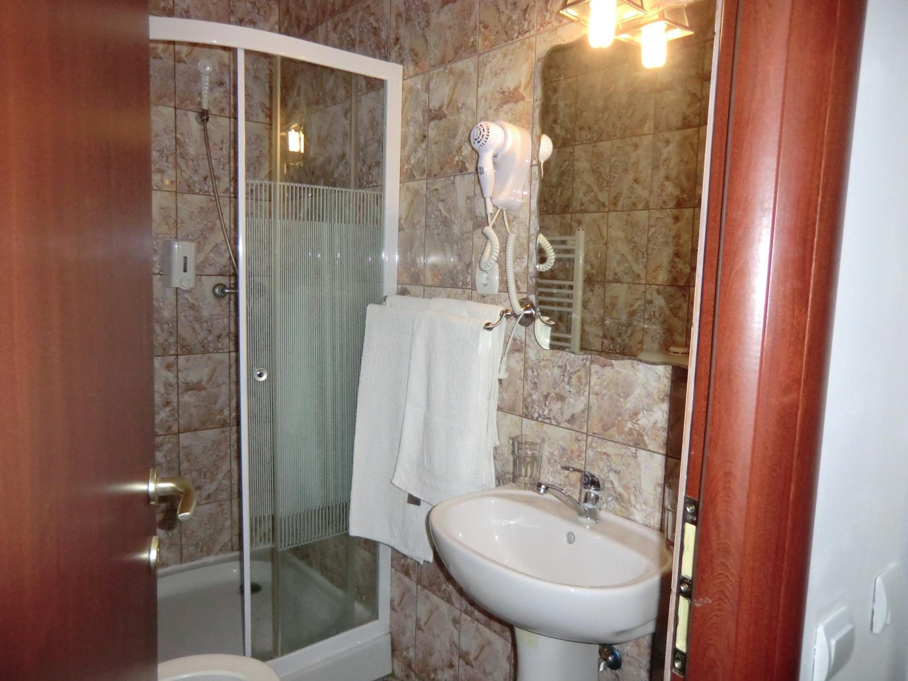 Double or Twin Room - Photo 9