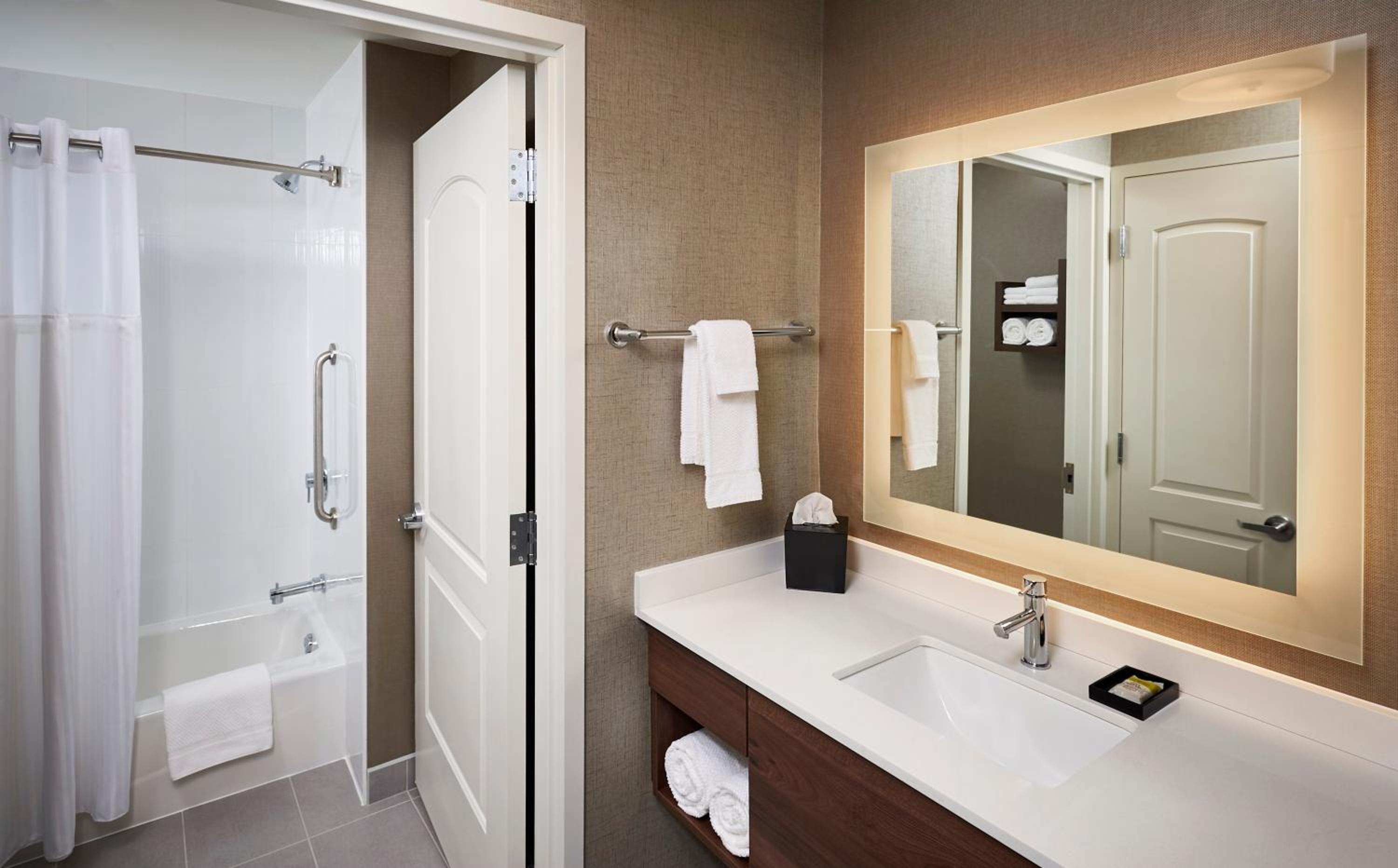 Queen Studio Suite with Bath Tub - Mobility Accessible - Non-Smoking