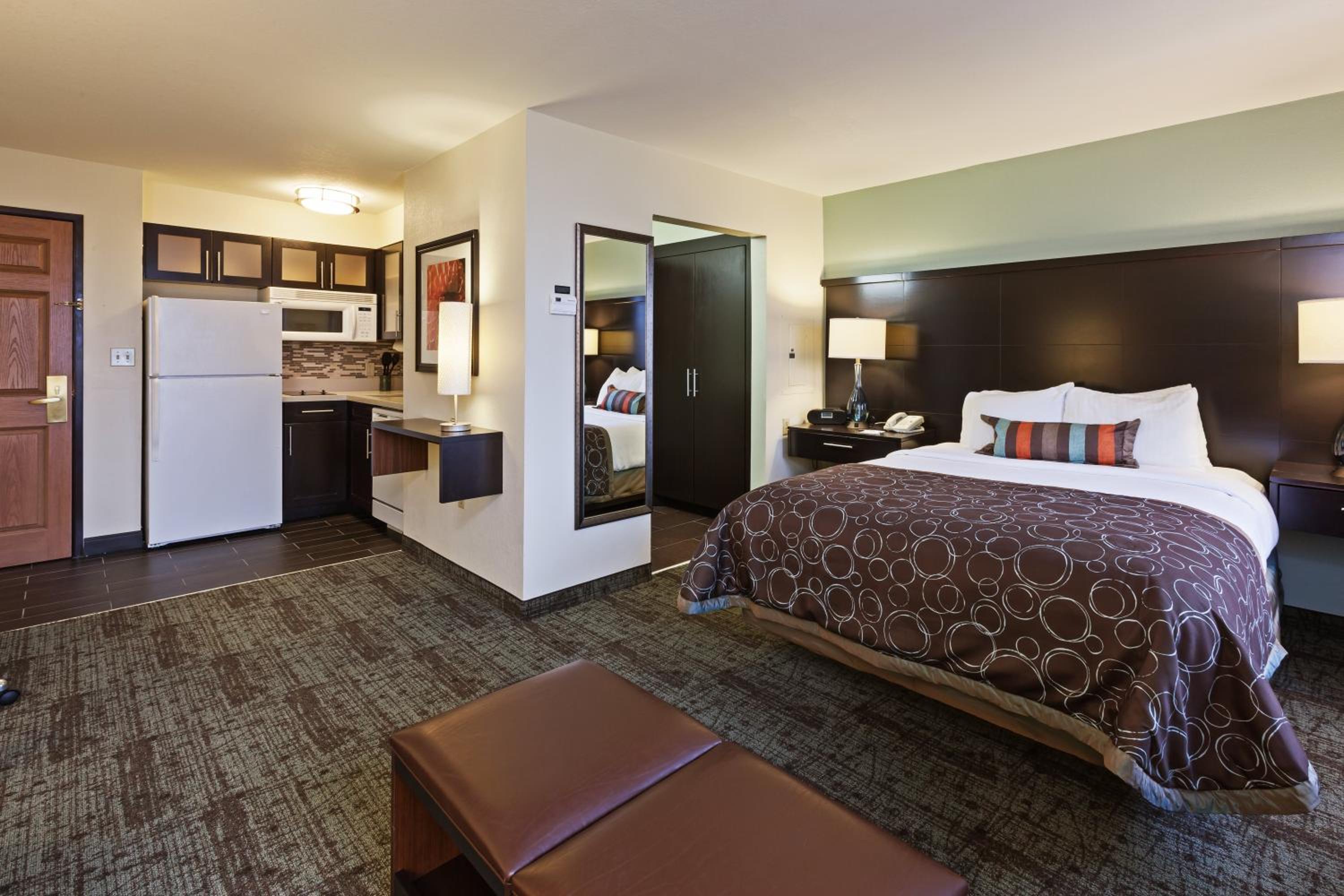 One-Bedroom Suite - Photo 4