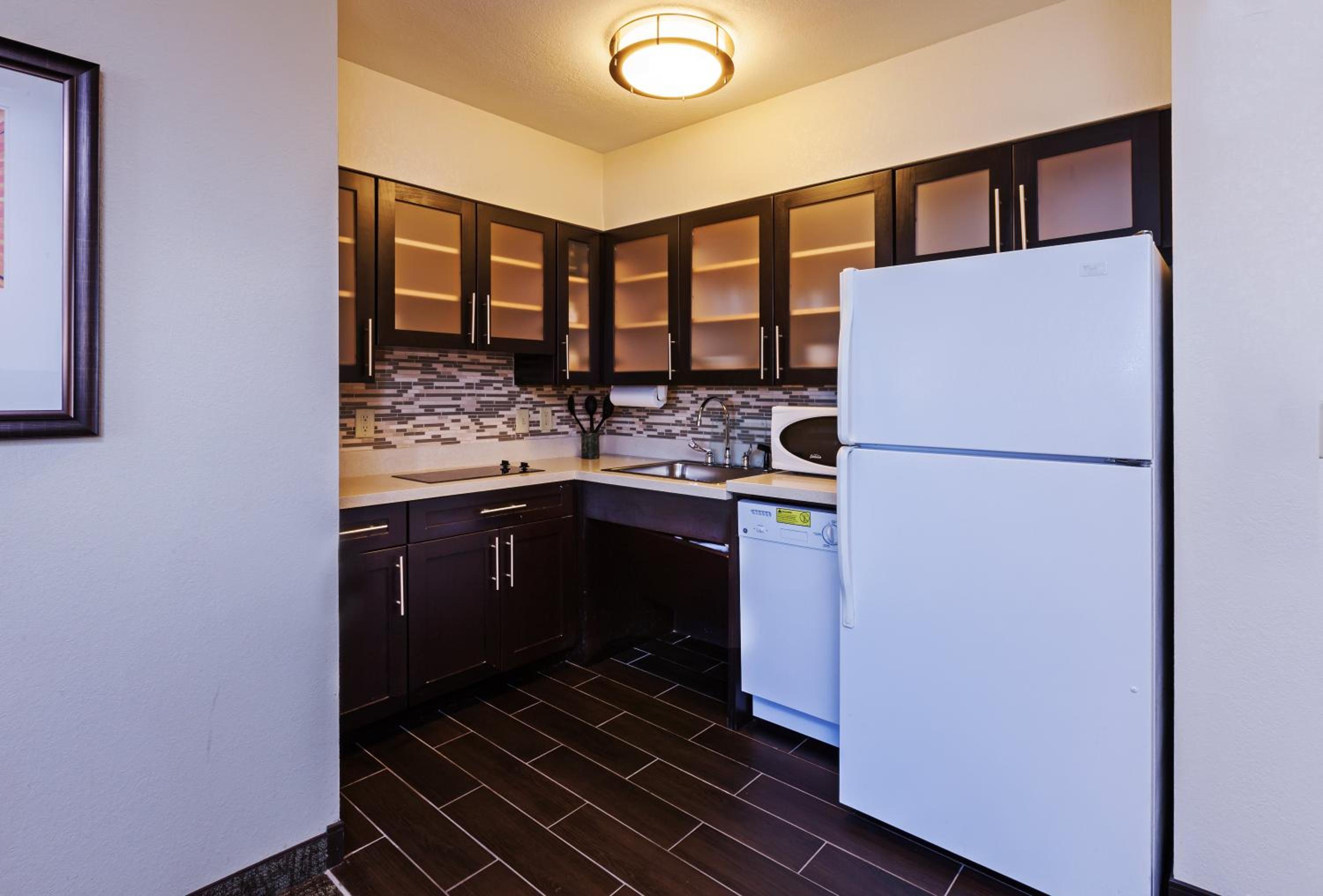 One-Bedroom Suite - Photo 5