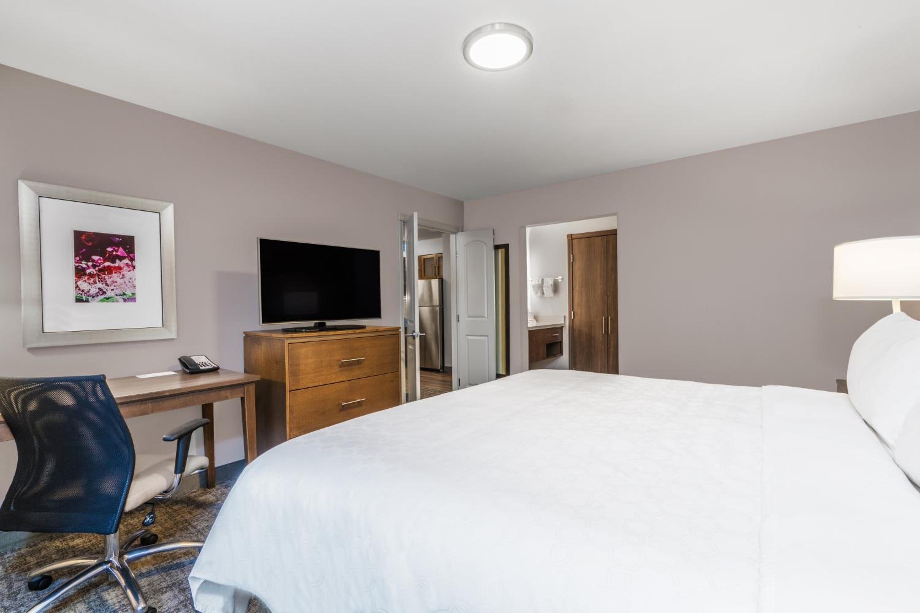 One-Bedroom King Suite - Non-Smoking thumbnail 6