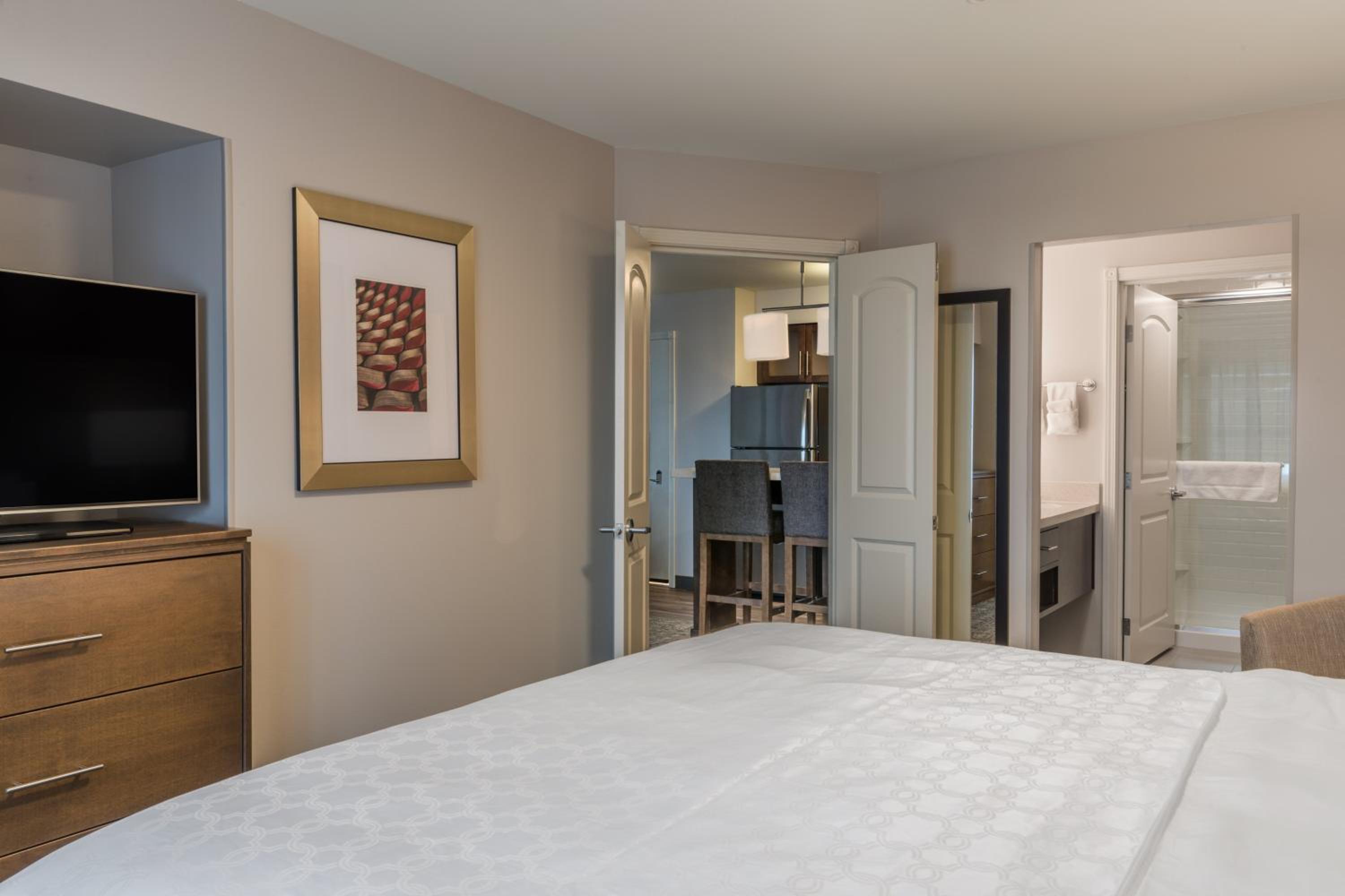 One-Bedroom Queen Suite -Non-Smoking thumbnail 6