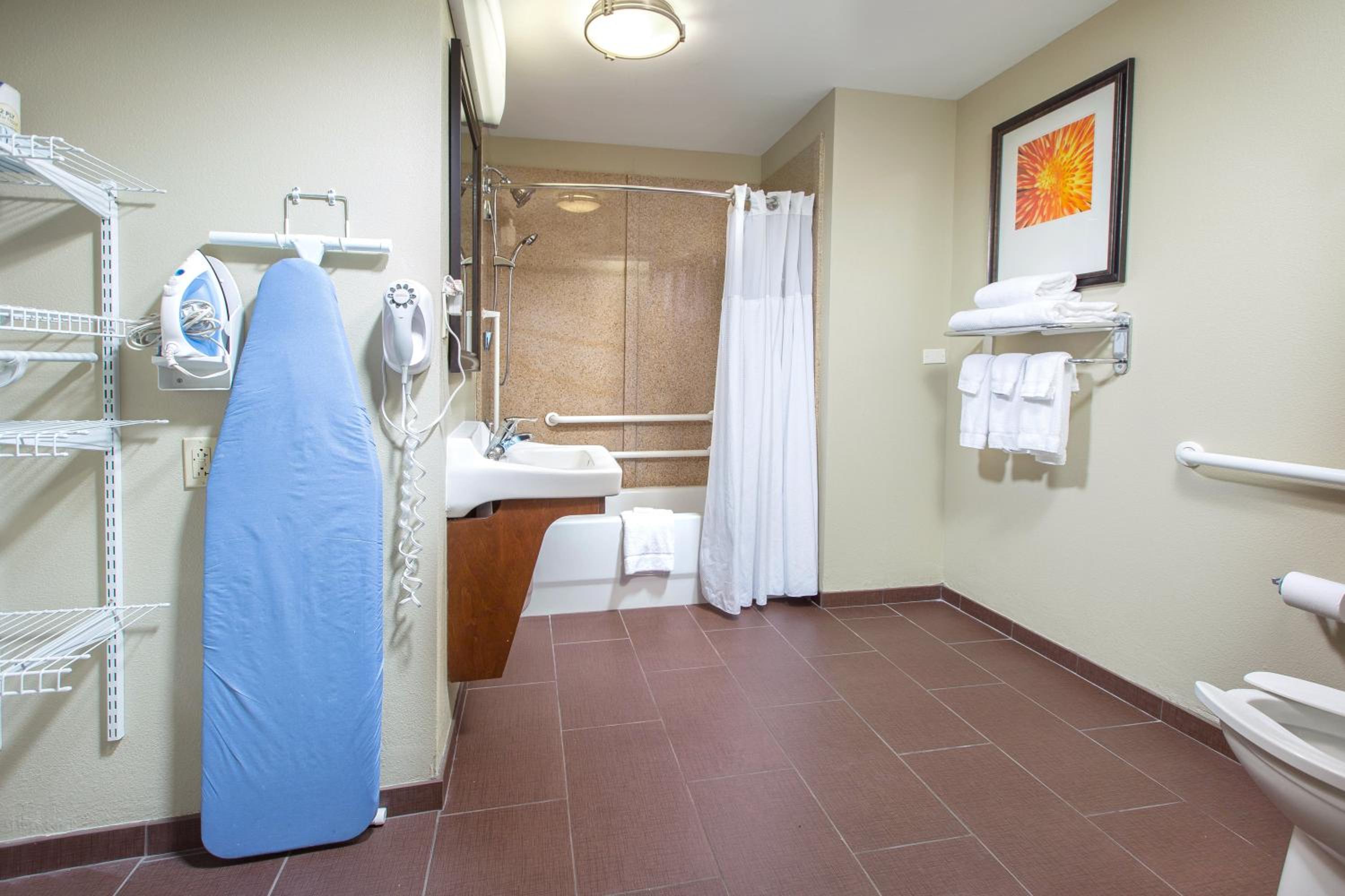 One-Bedroom King Room - Communications and Mobility Accessible - Photo 3