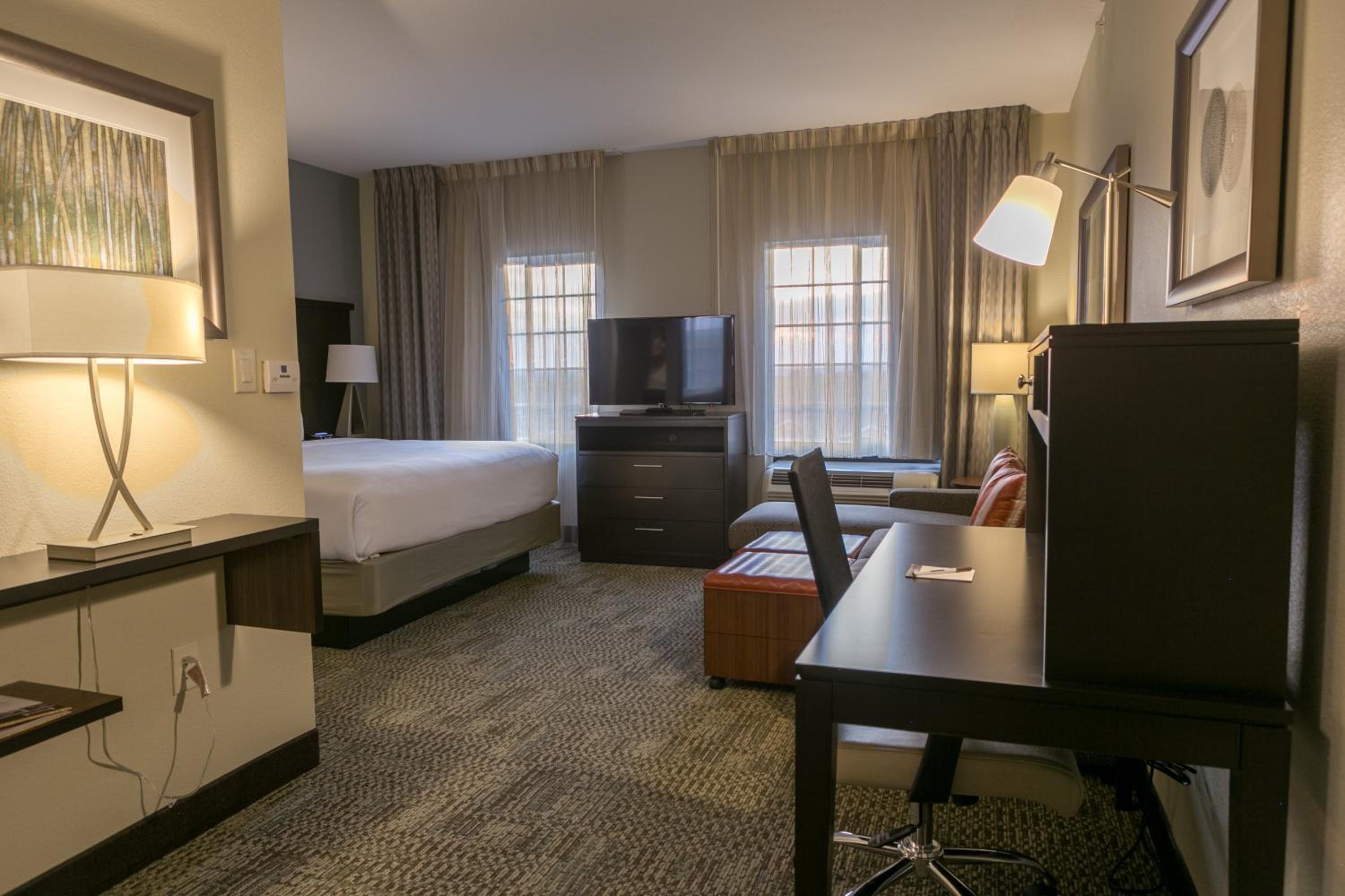 Queen Studio Suite - Hearing Accessible