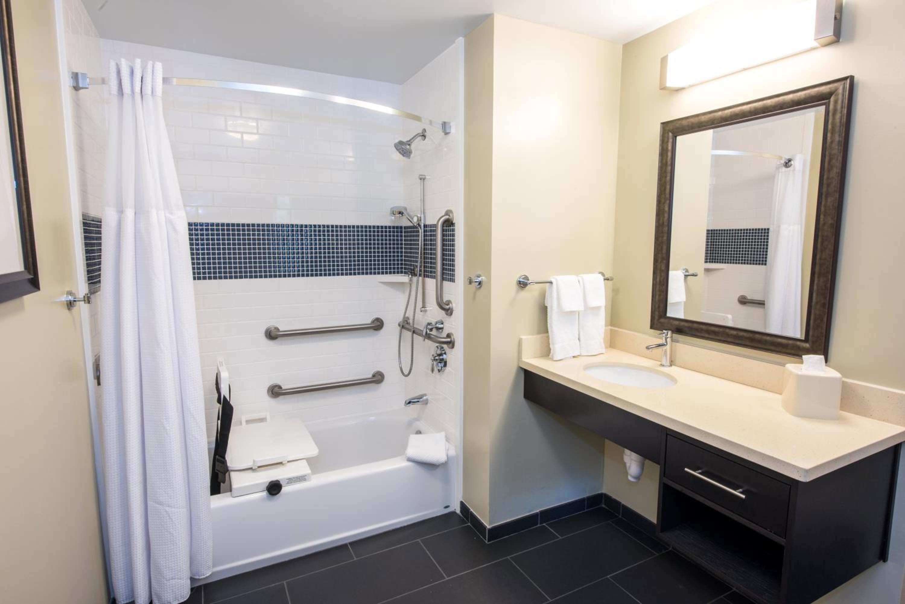 King Studio Suite - Disability Access Tub/Non-Smoking photo 2
