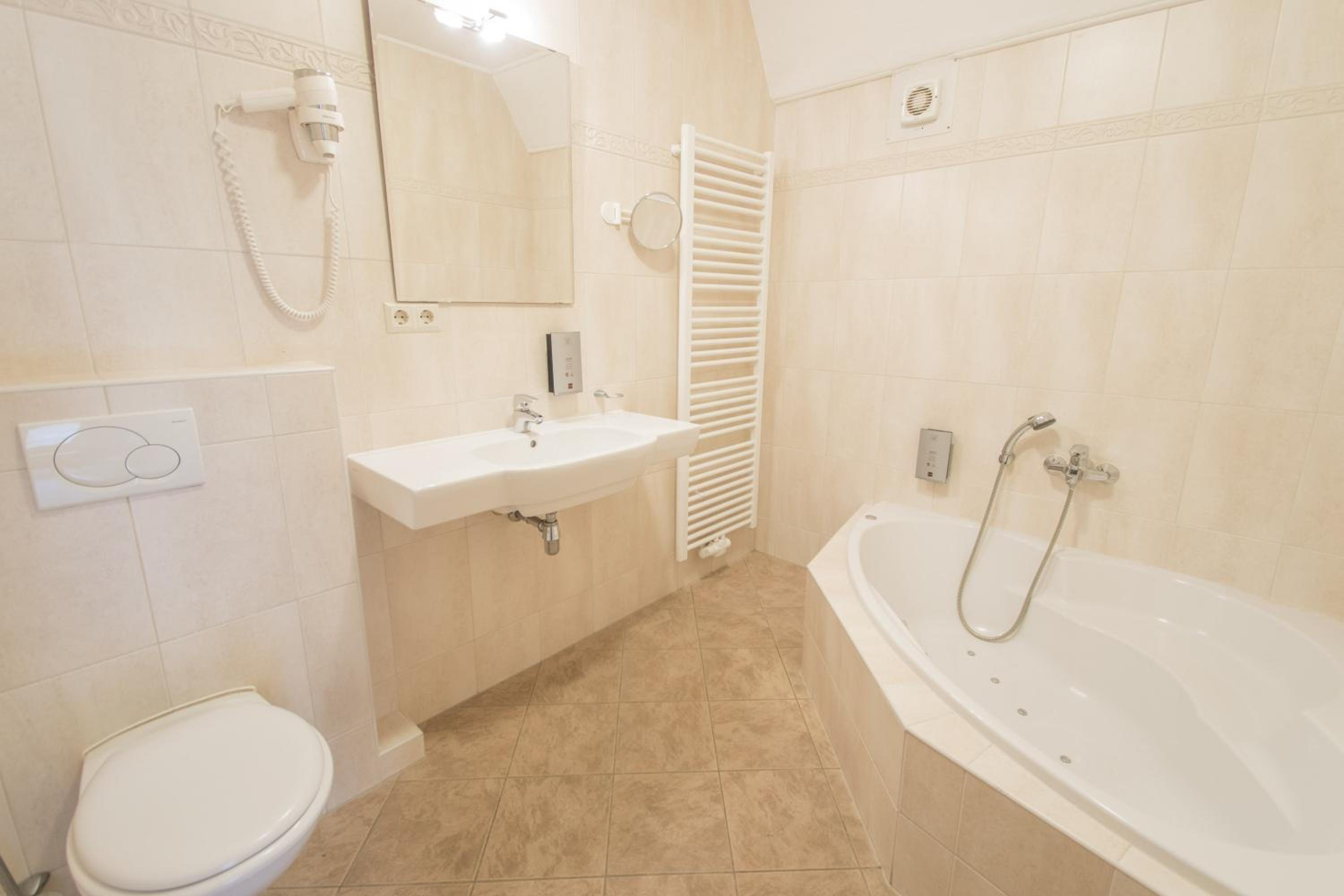 Double Room with Spa Bath photo 2