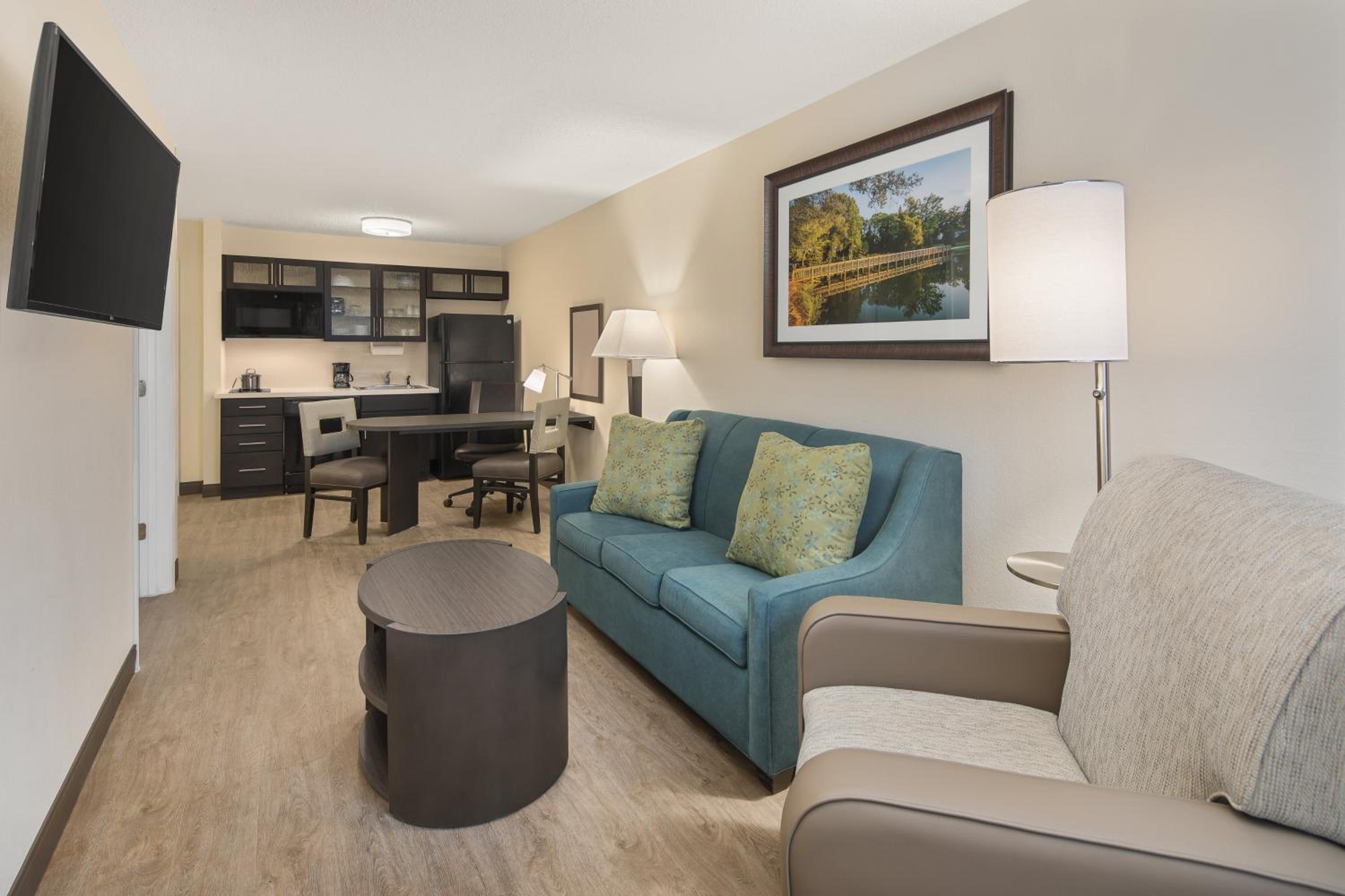 One-Bedroom Queen Suite with Two Queen Beds - Photo 2