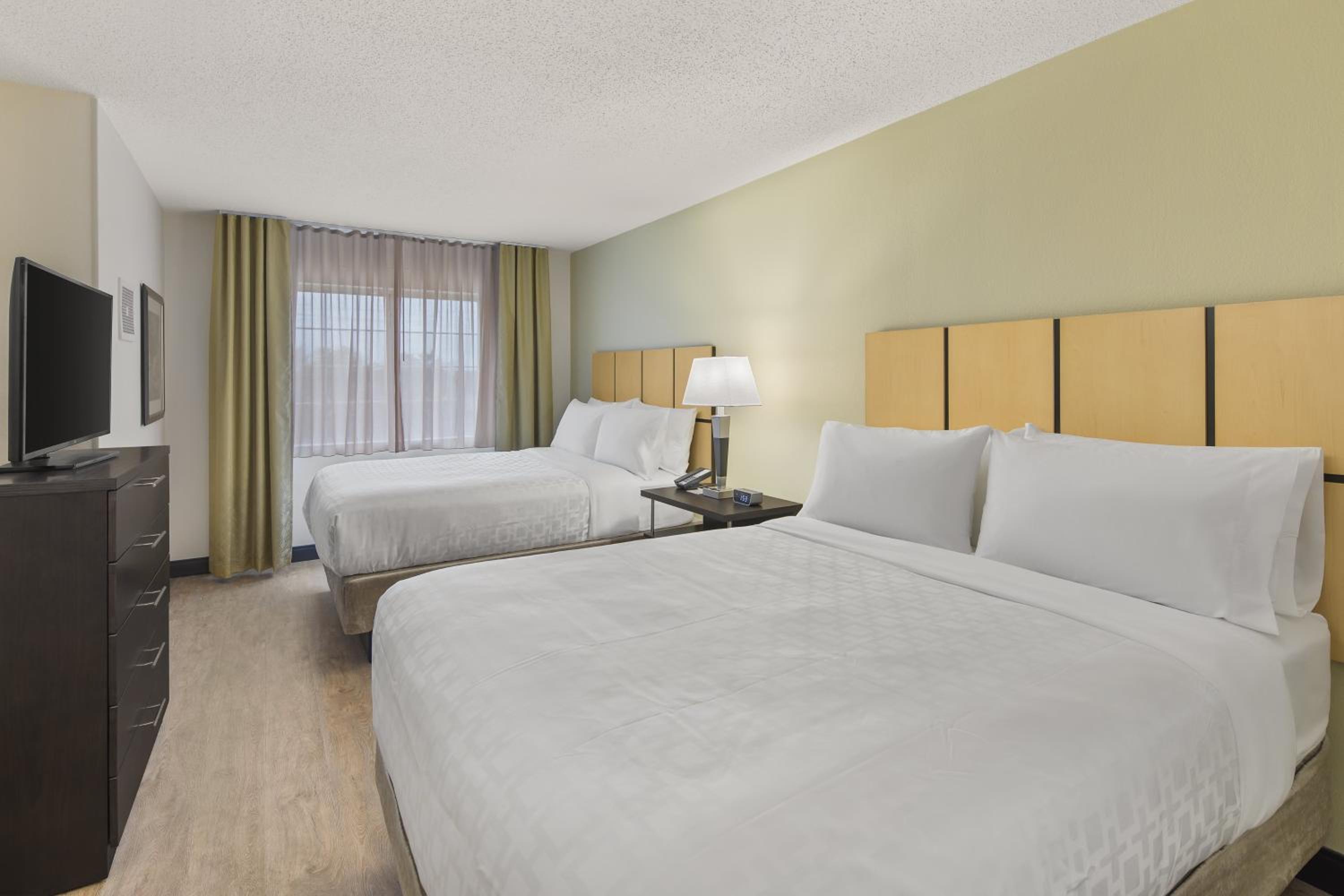 One-Bedroom Queen Suite with Two Queen Beds - Photo 3