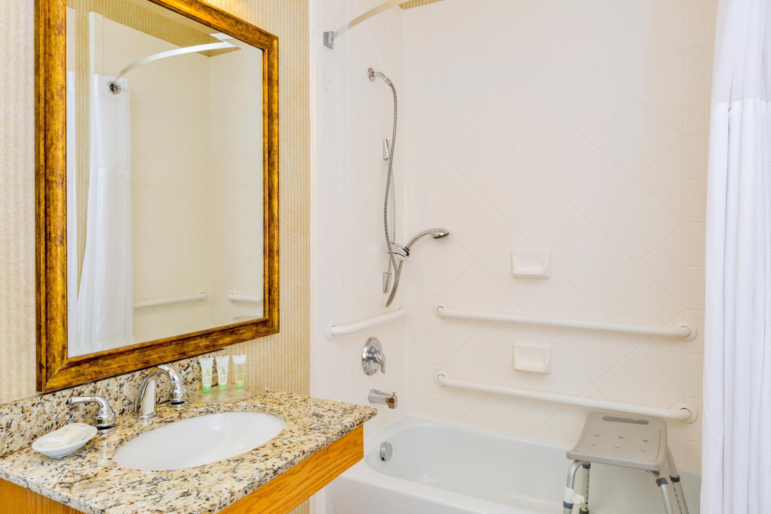 One-Bedroom Queen Room with Mobility Accessible Tub - Non-Smoking - Photo 3