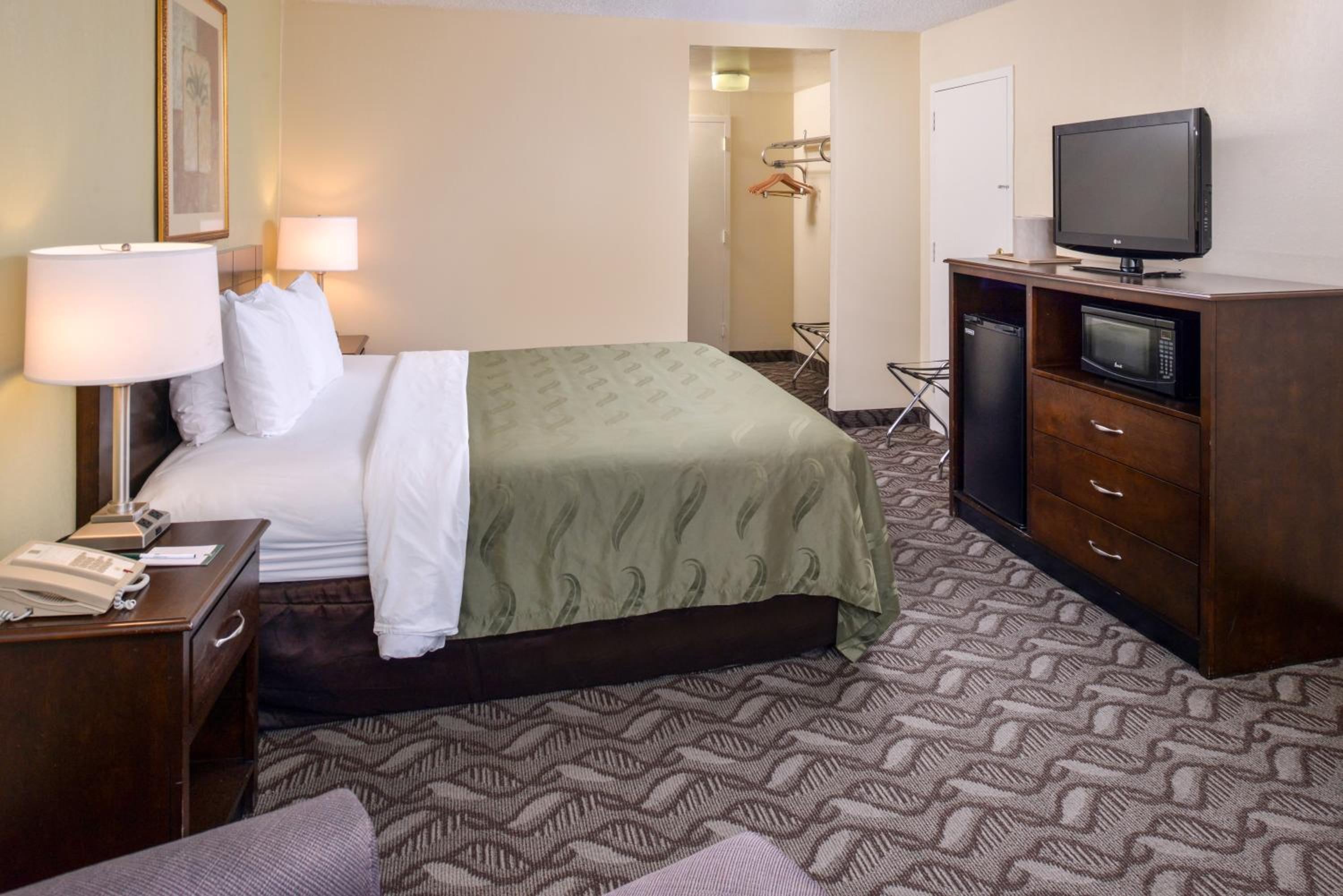 Standard Room, 1 King Bed, Non Smoking photo 3