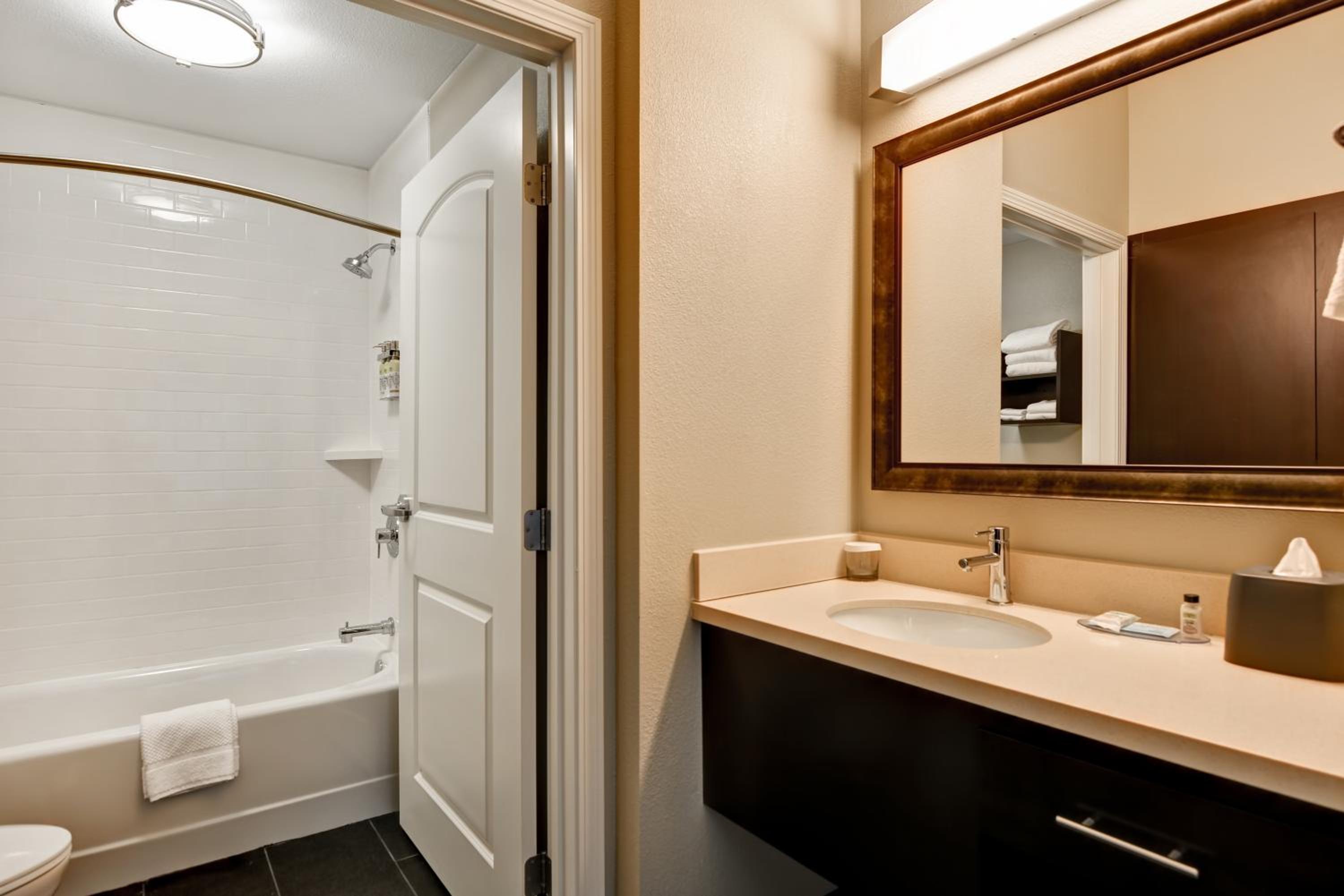 Two-Bedroom Suite with Two Bathrooms and Mobility Accessible Tub - Non-Smoking photo 3
