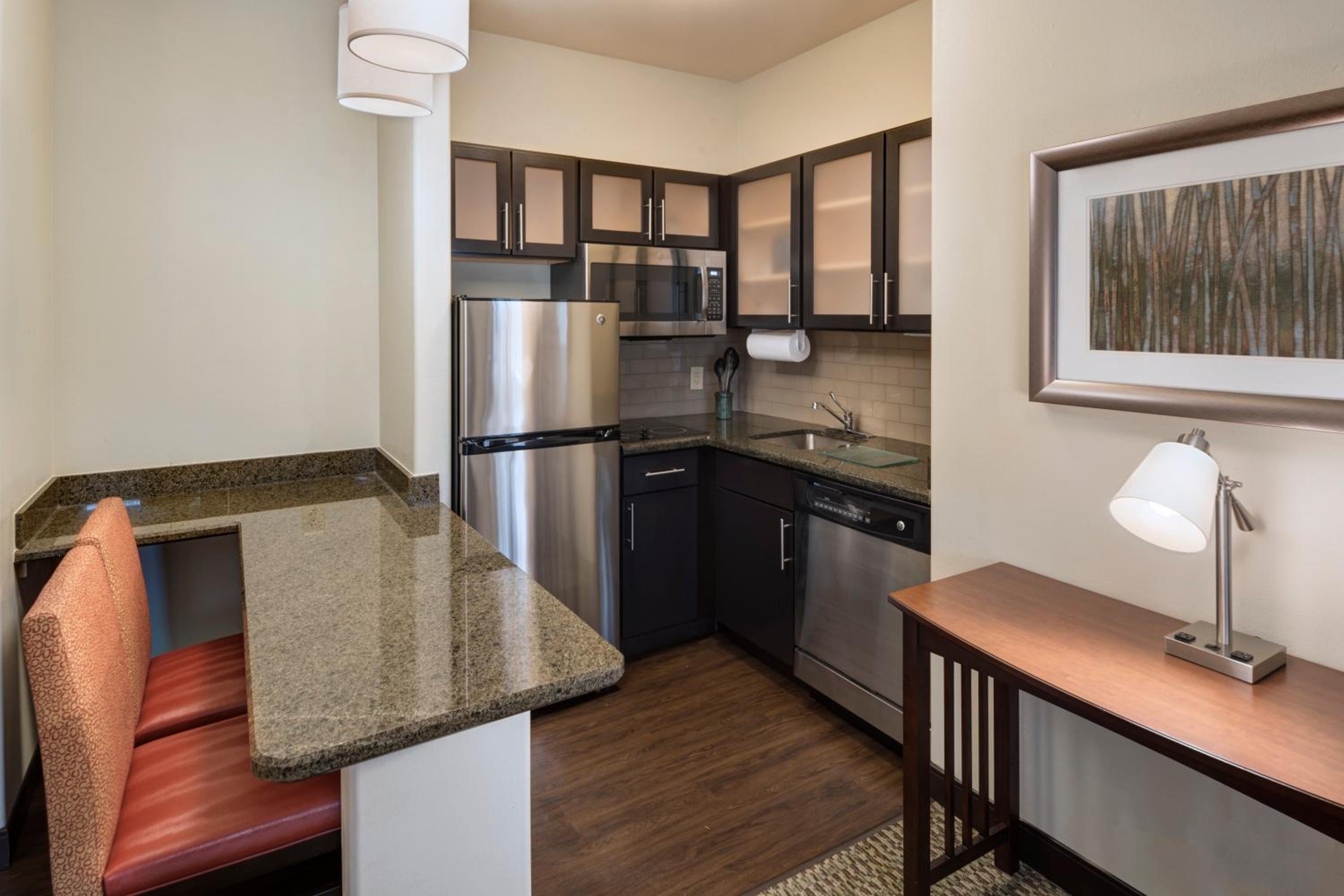 One-Bedroom Queen Suite - Photo 4