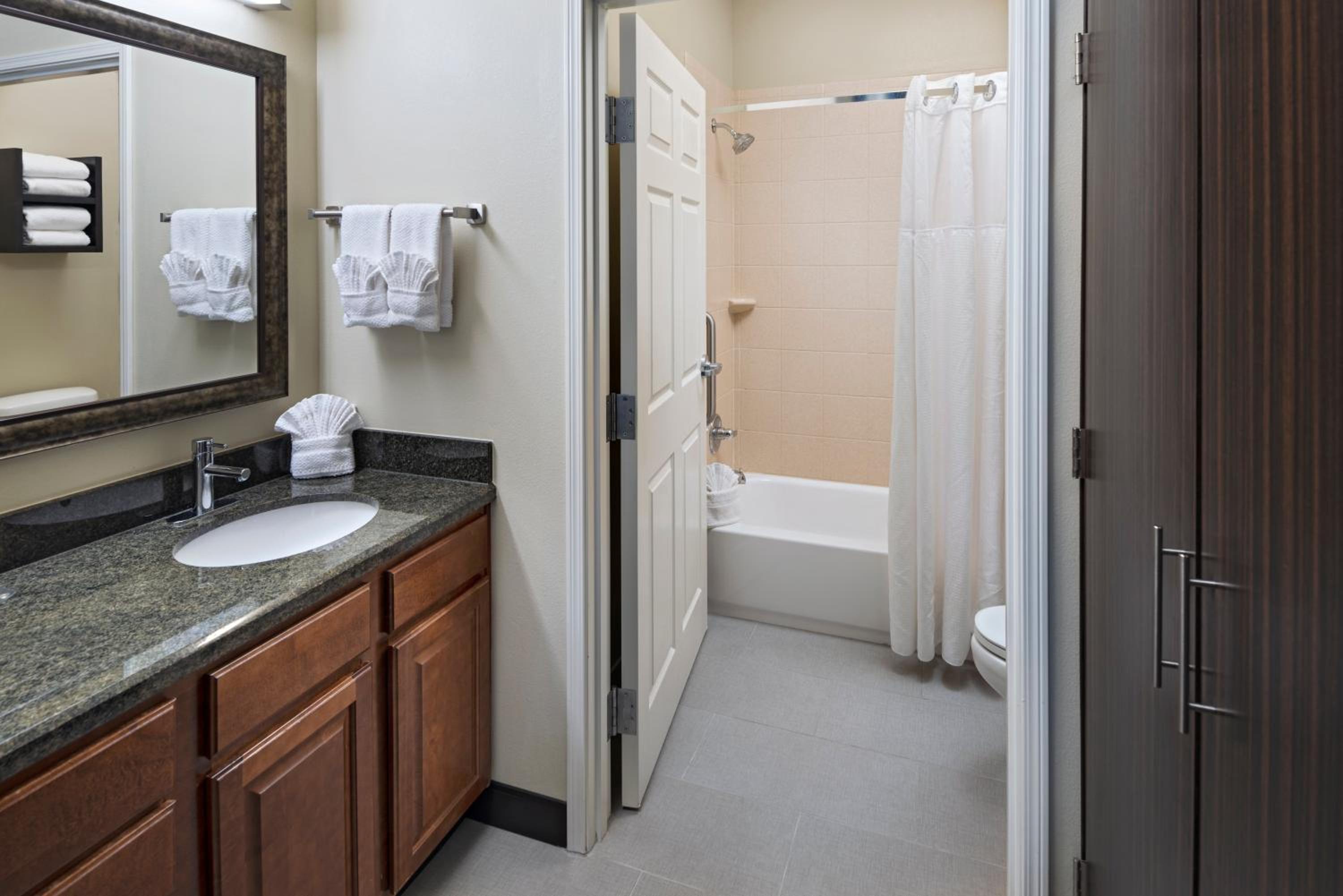 One-Bedroom Queen Suite - Photo 3