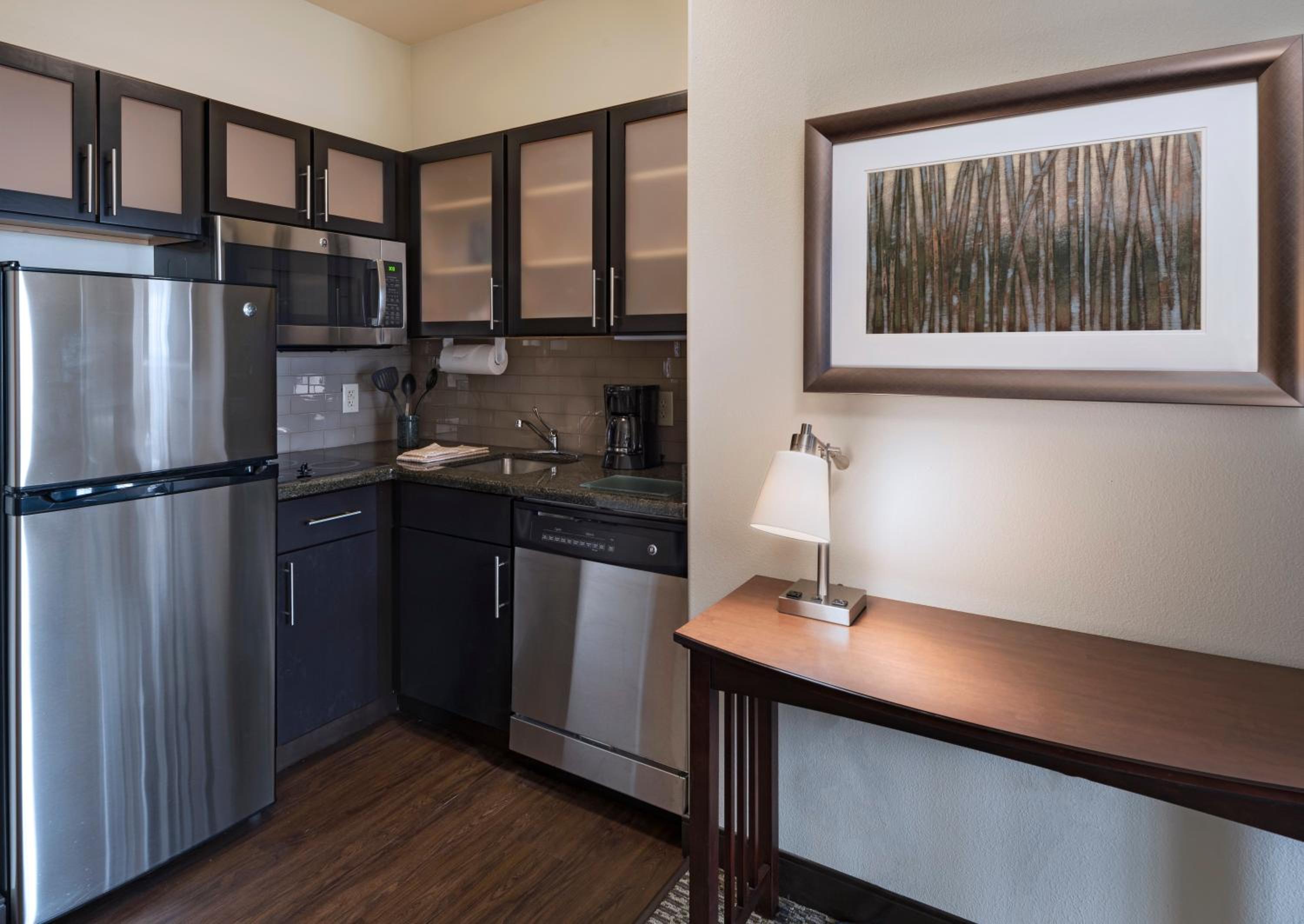 Queen Studio Suite - Photo 1