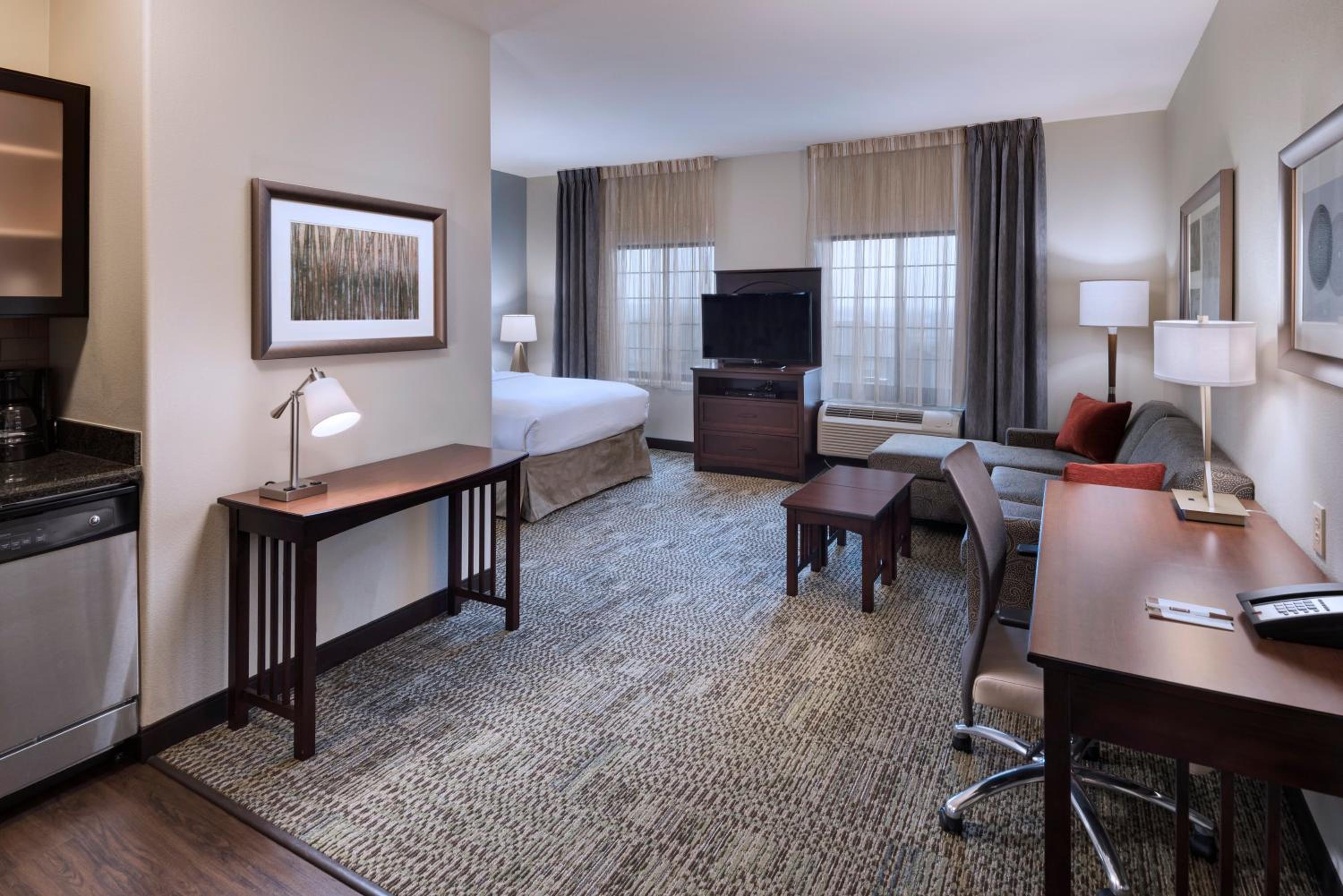 Queen Studio Suite - Photo 2