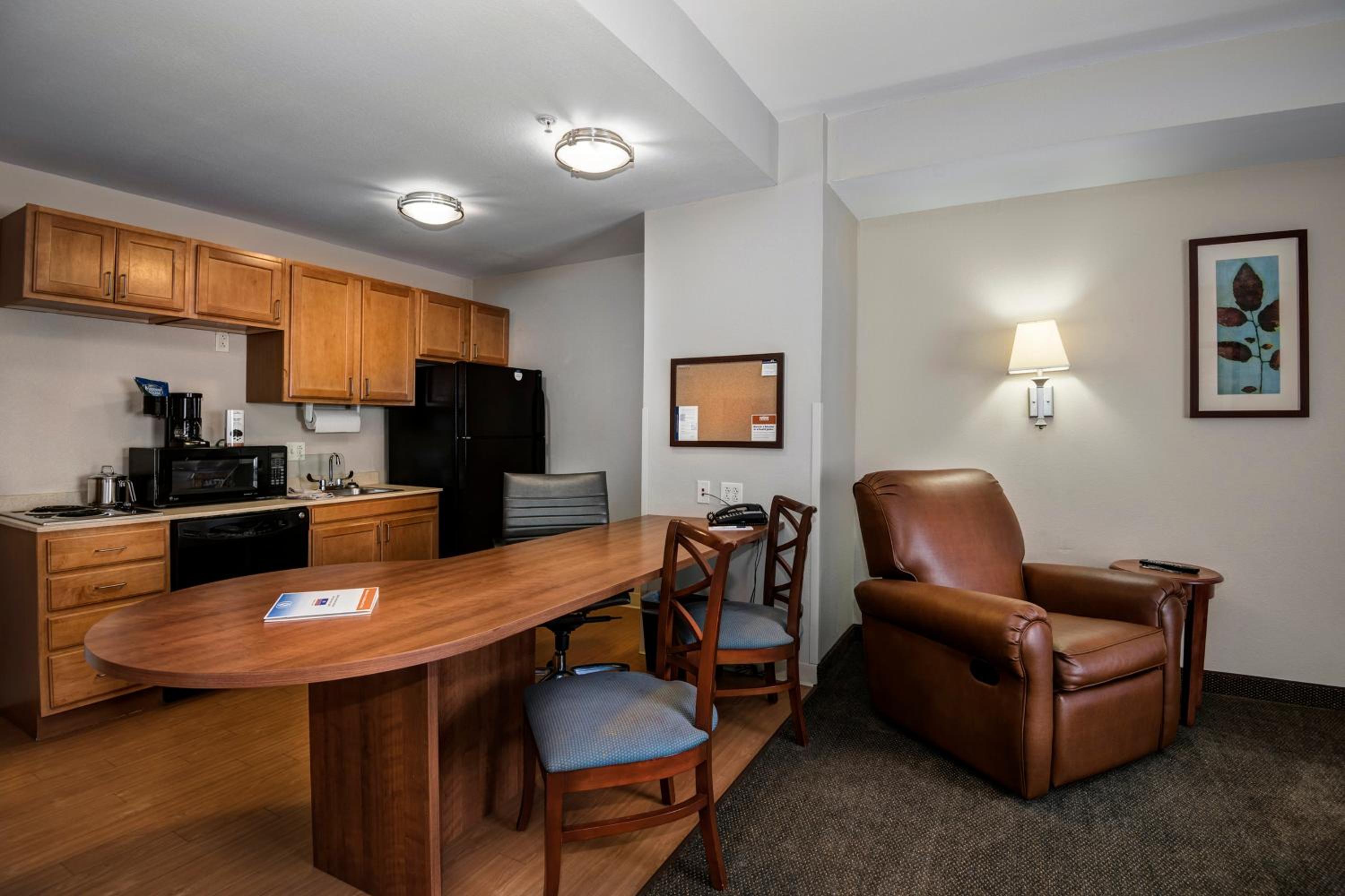 One-Bedroom Suite with Roll In Shower - Communications Accessible - Photo 3