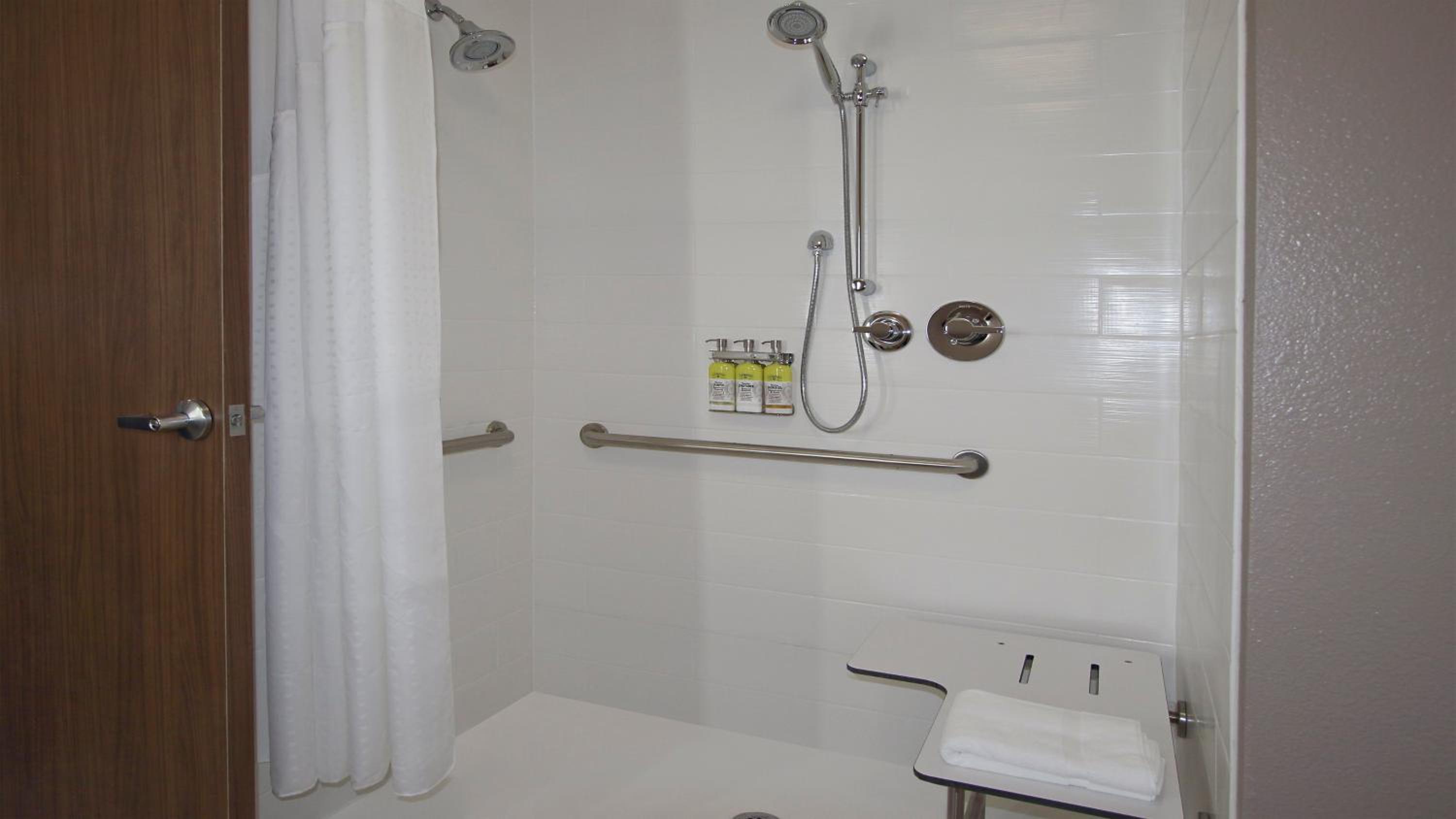 King Room with Roll-In Shower - Disability Access - Photo 3