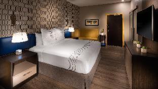 Standard Queen Room with Two Queen Beds and Mobility Accessible Roll-In Shower - Photo 4