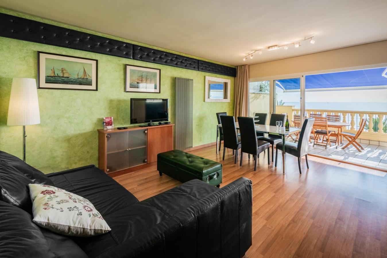 Two-Bedroom Penthouse with Sea View and Terrace 