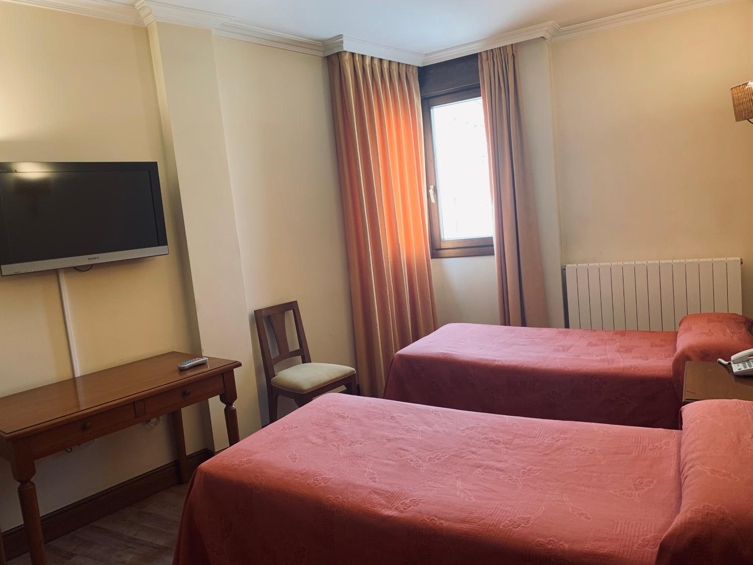 Standard Twin Room - Photo 1