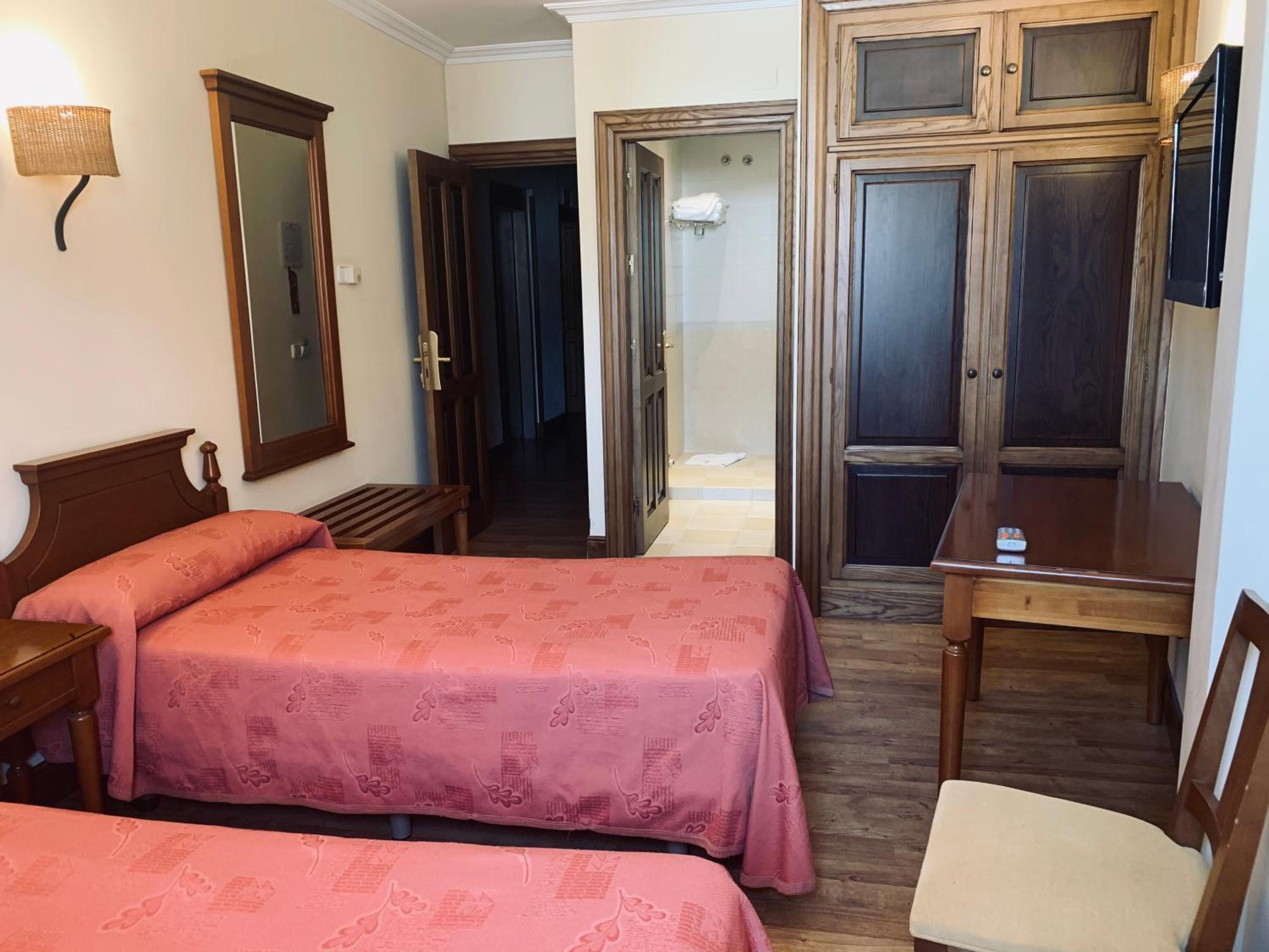 Standard Twin Room - Photo 5