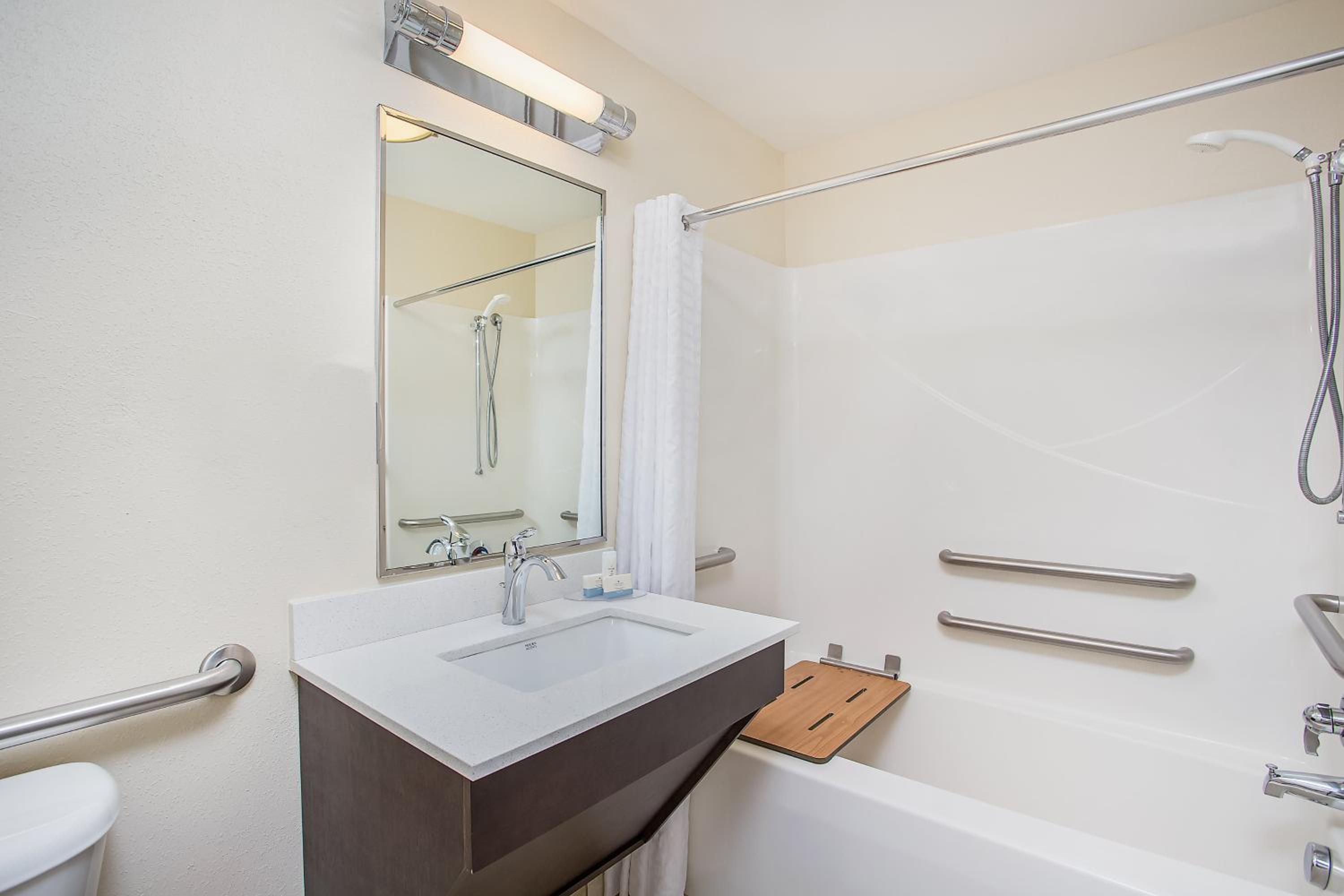 Queen Room - Mobility/Hearing Access - Non-Smoking  - Photo 7