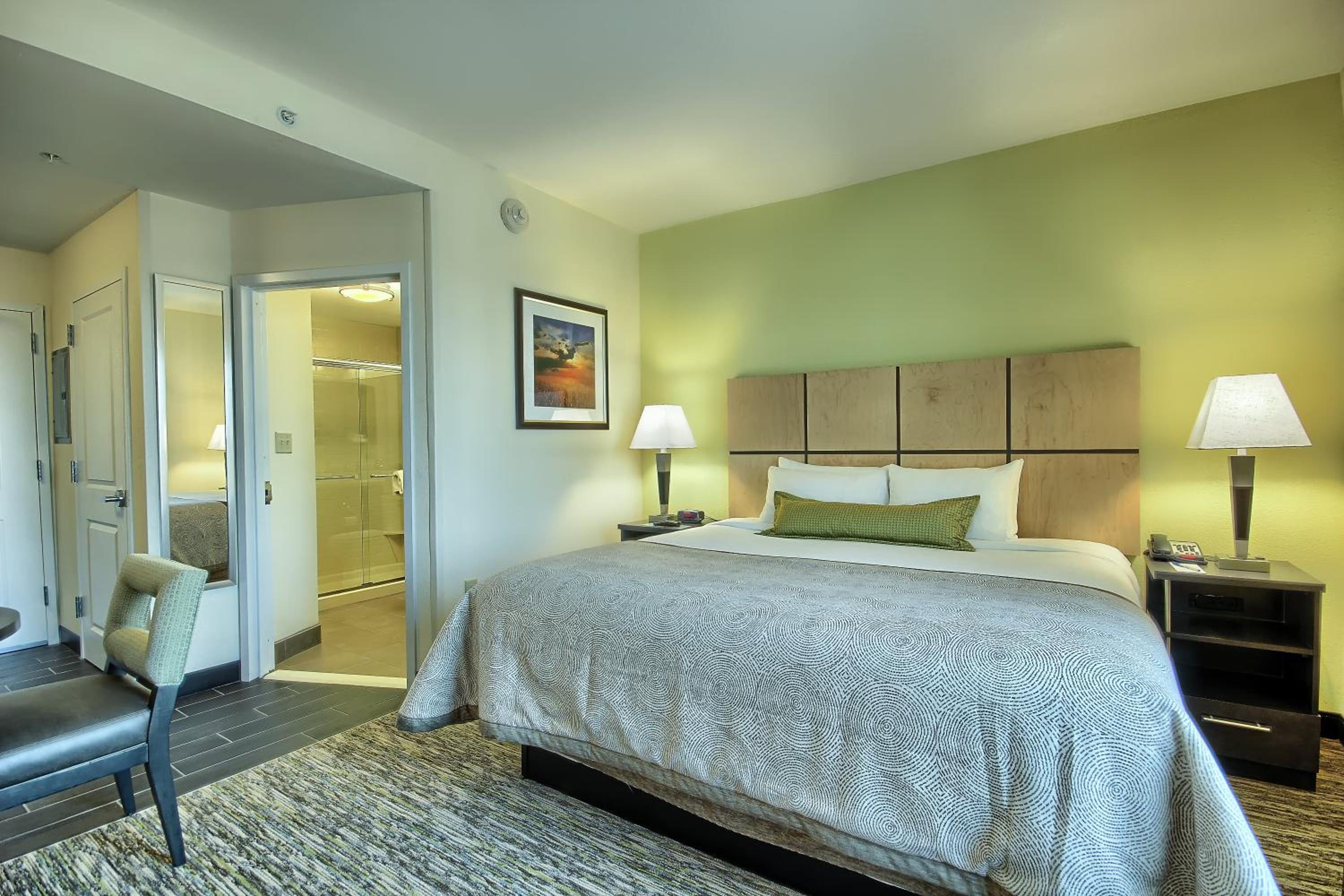 Queen Studio Suite with Roll-In Shower - Mobility Accessible - Non-Smoking