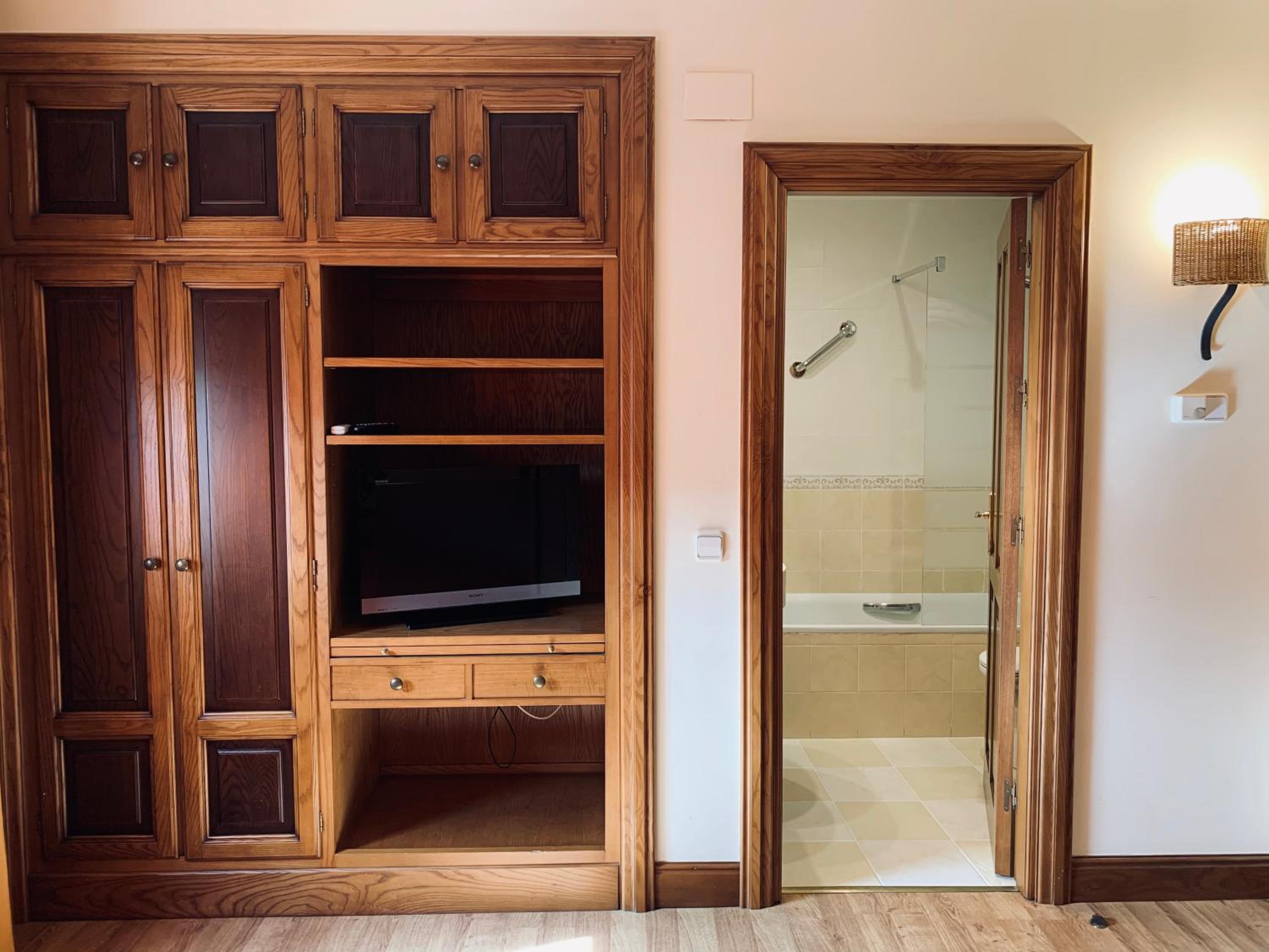 Standard Twin Room - Photo 3
