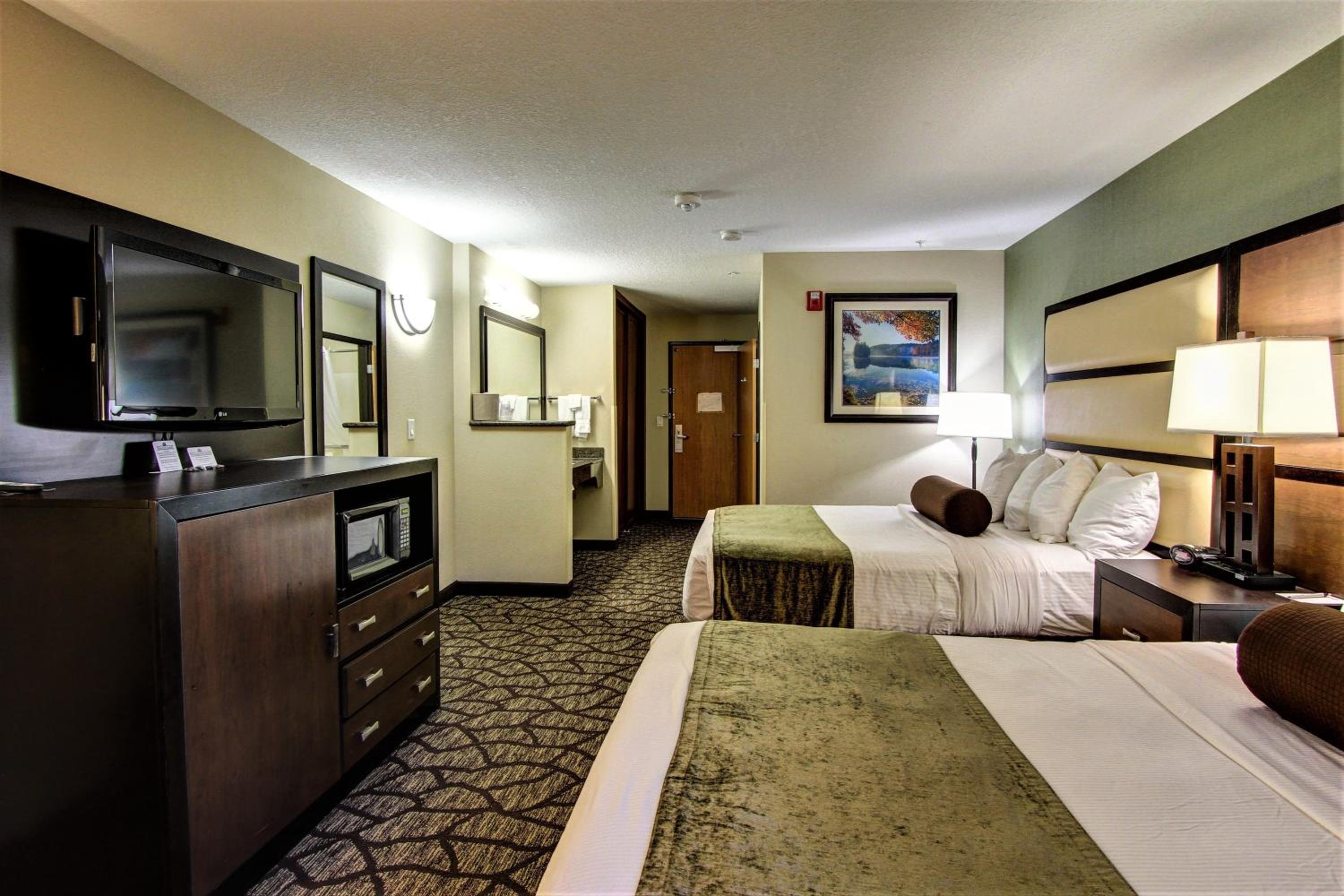 Queen Room with Two Queen Beds Non-Smoking - Photo 4