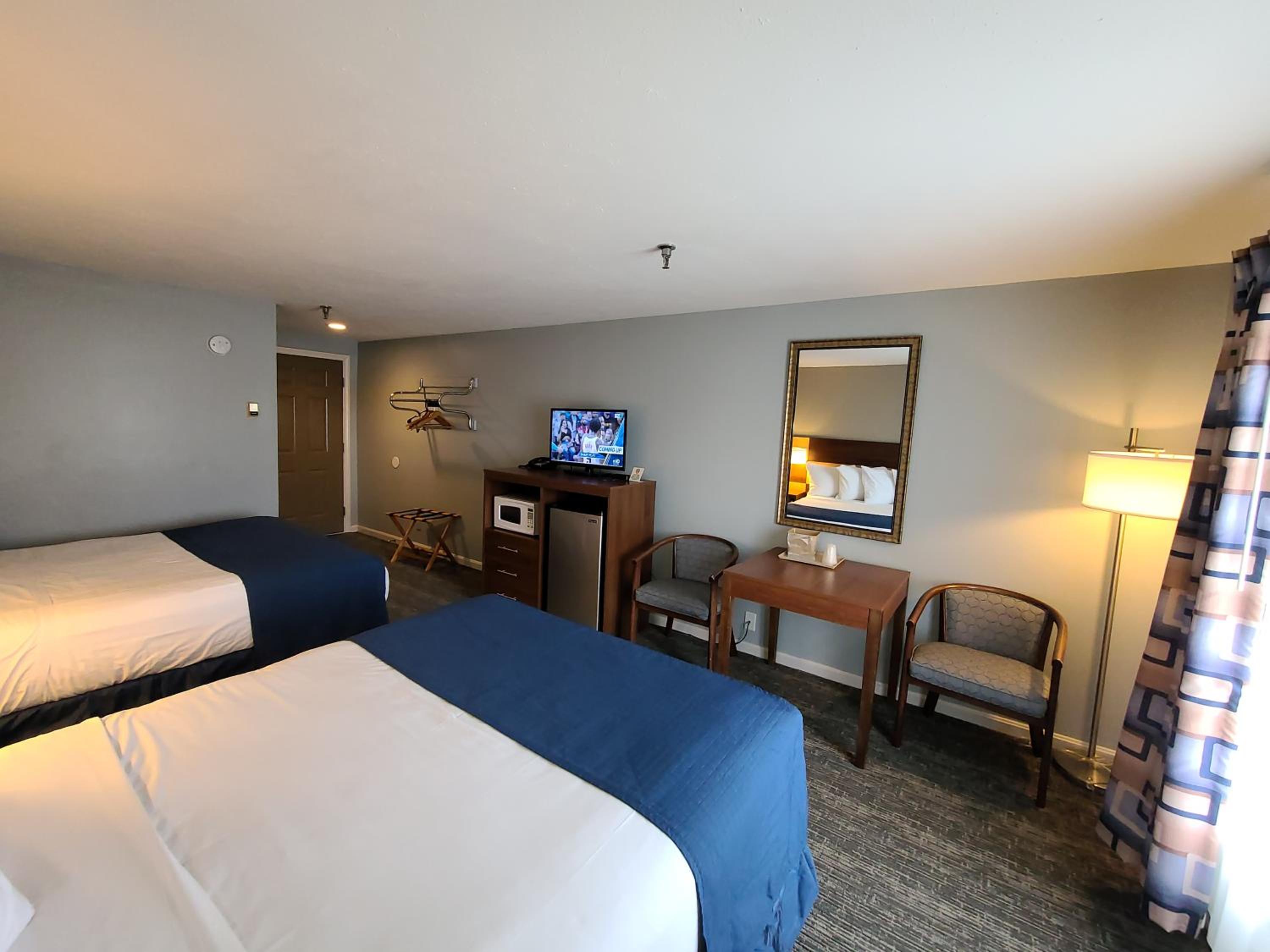 Queen Room with Two Queen Beds - Non-Smoking photo 2