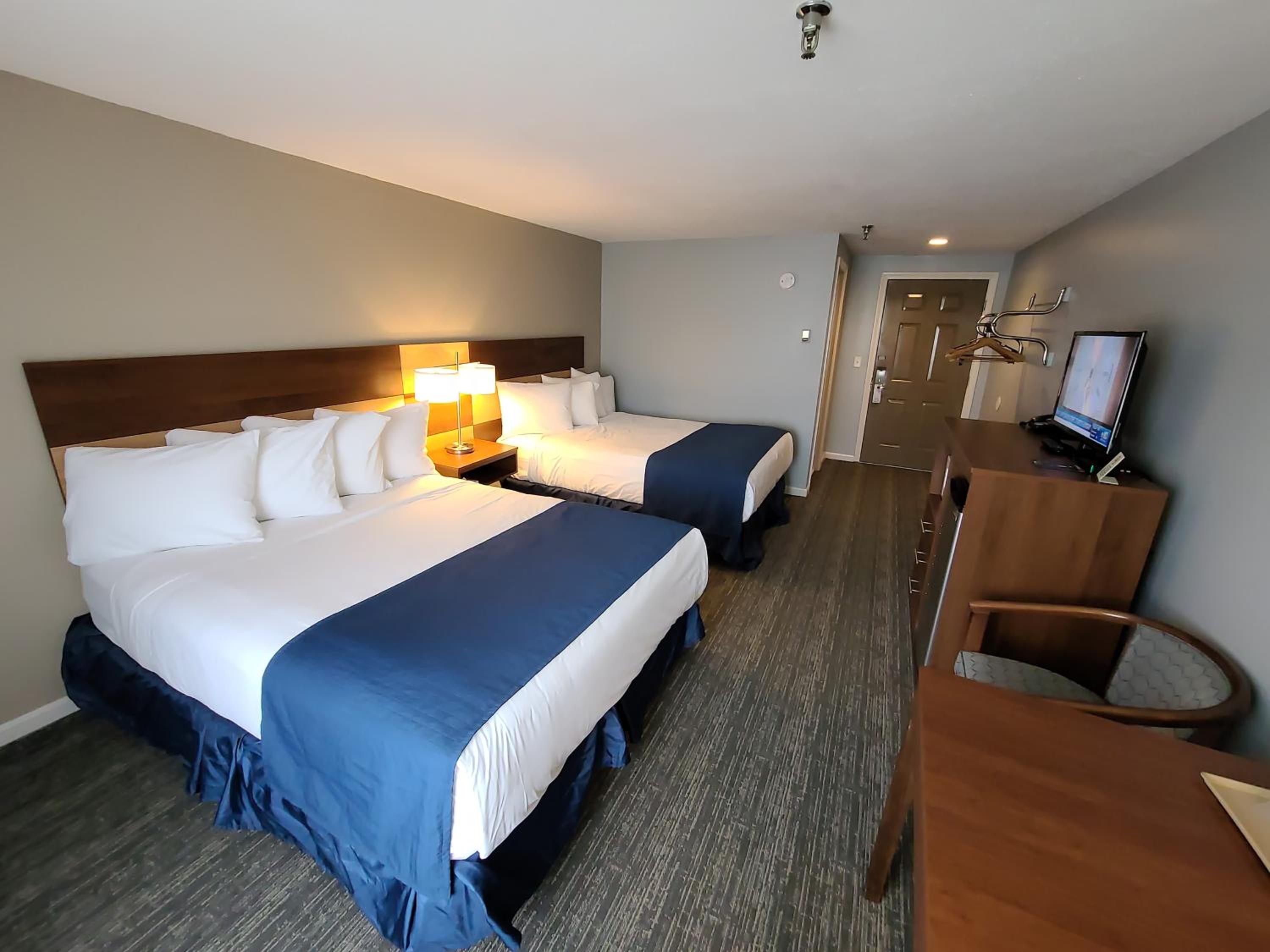 Queen Room with Two Queen Beds - Non-Smoking photo 3