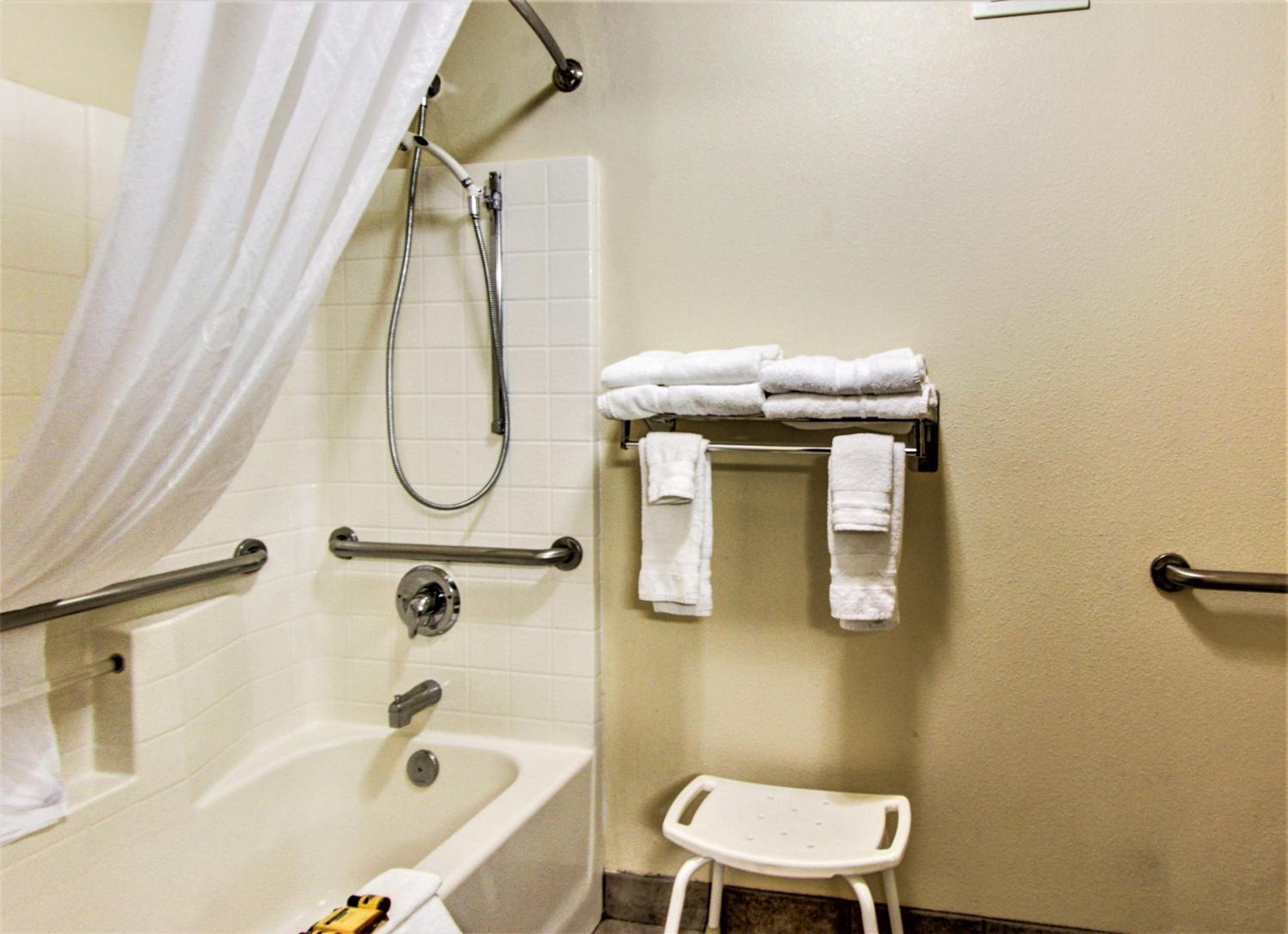 Queen Room with Two Queen Beds - Disability Access/Bath Tub - Photo 3