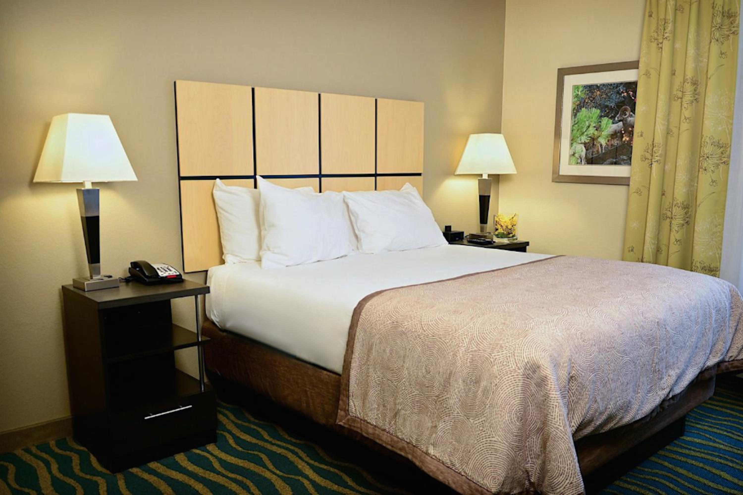 Queen Room - Hearing Accessible - Non-Smoking photo 2