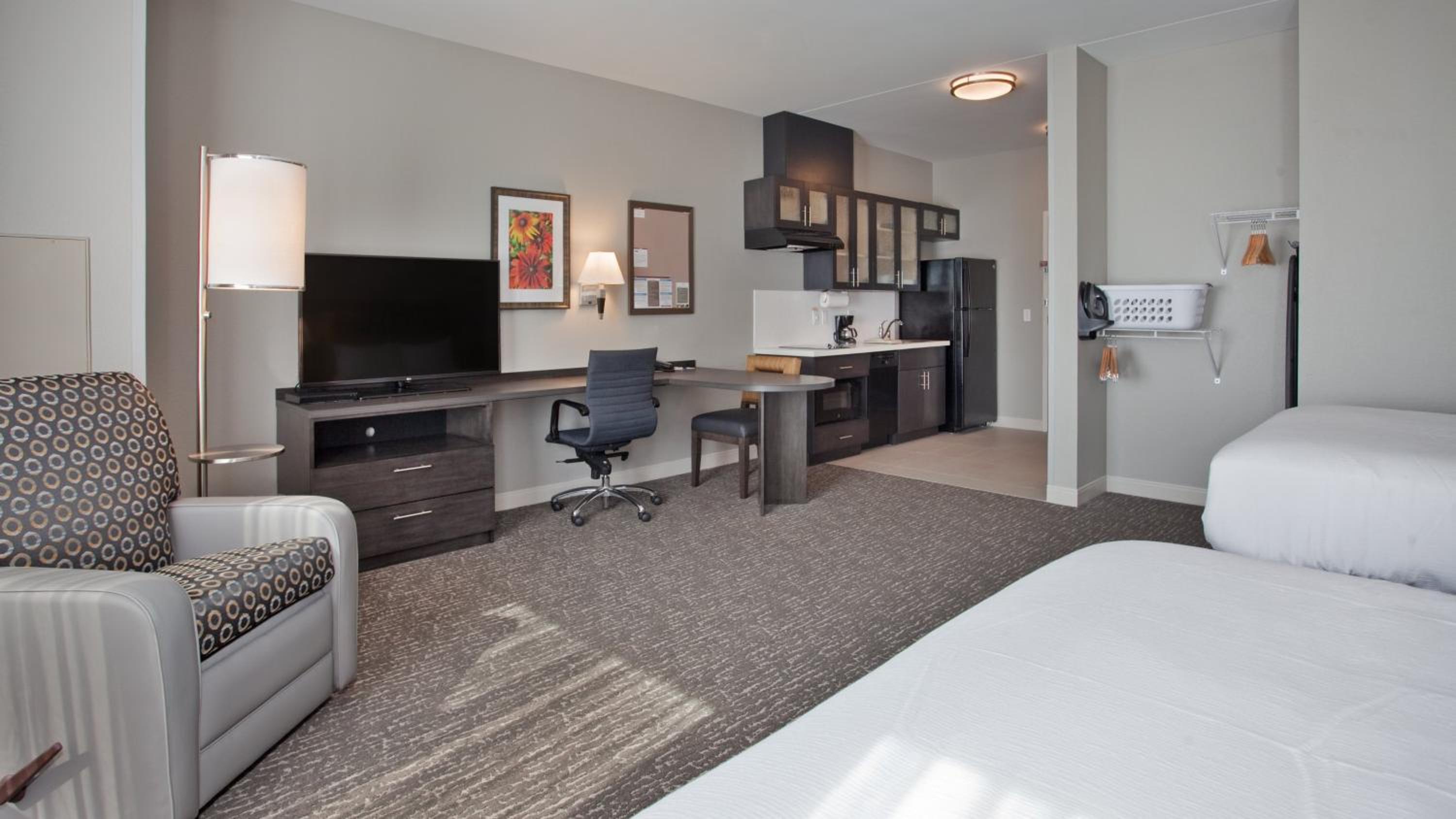 Studio Suite with Two Queen Beds and Hearing Mobility Accessible Tub