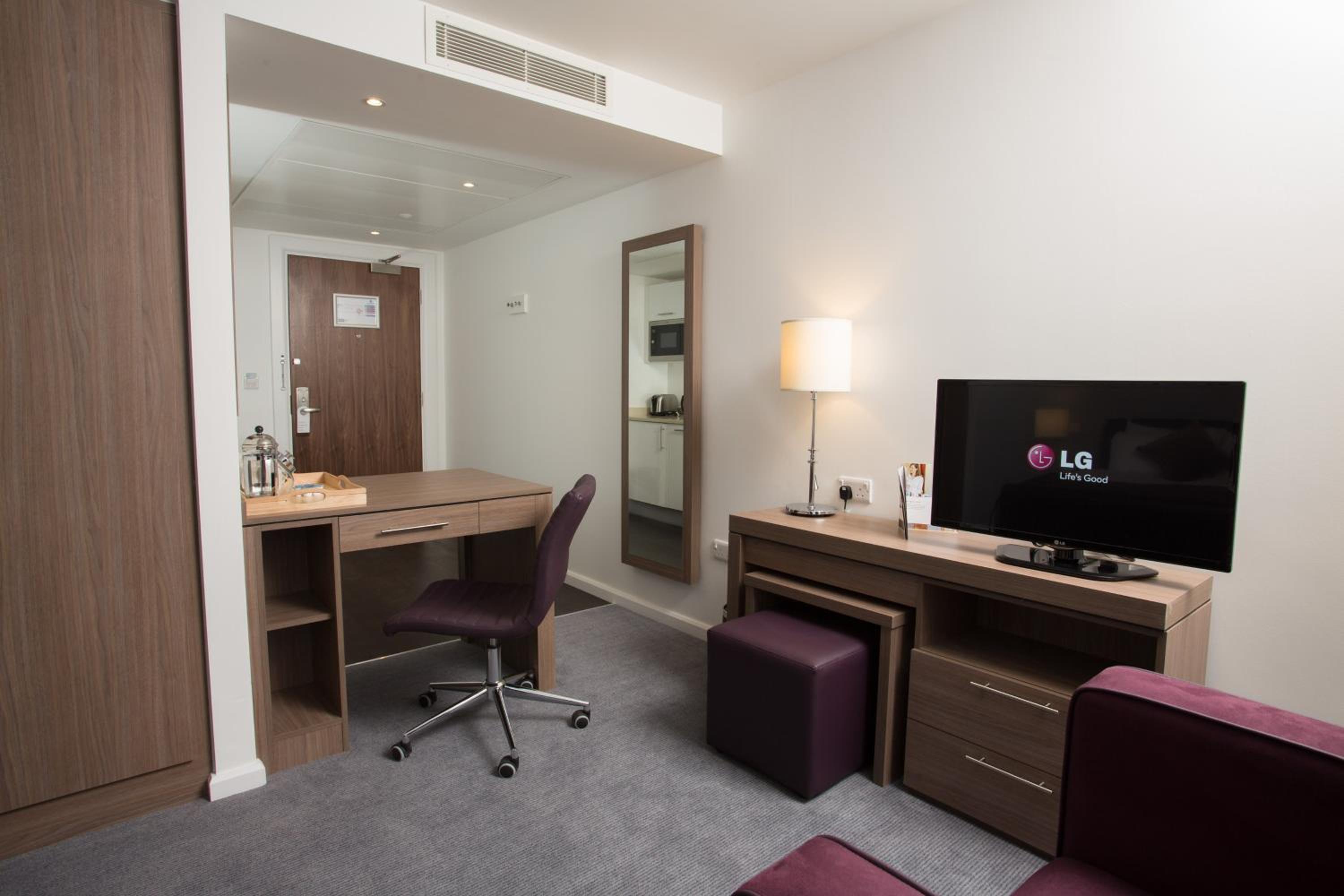 Studio King Suite - Accessible photo 3