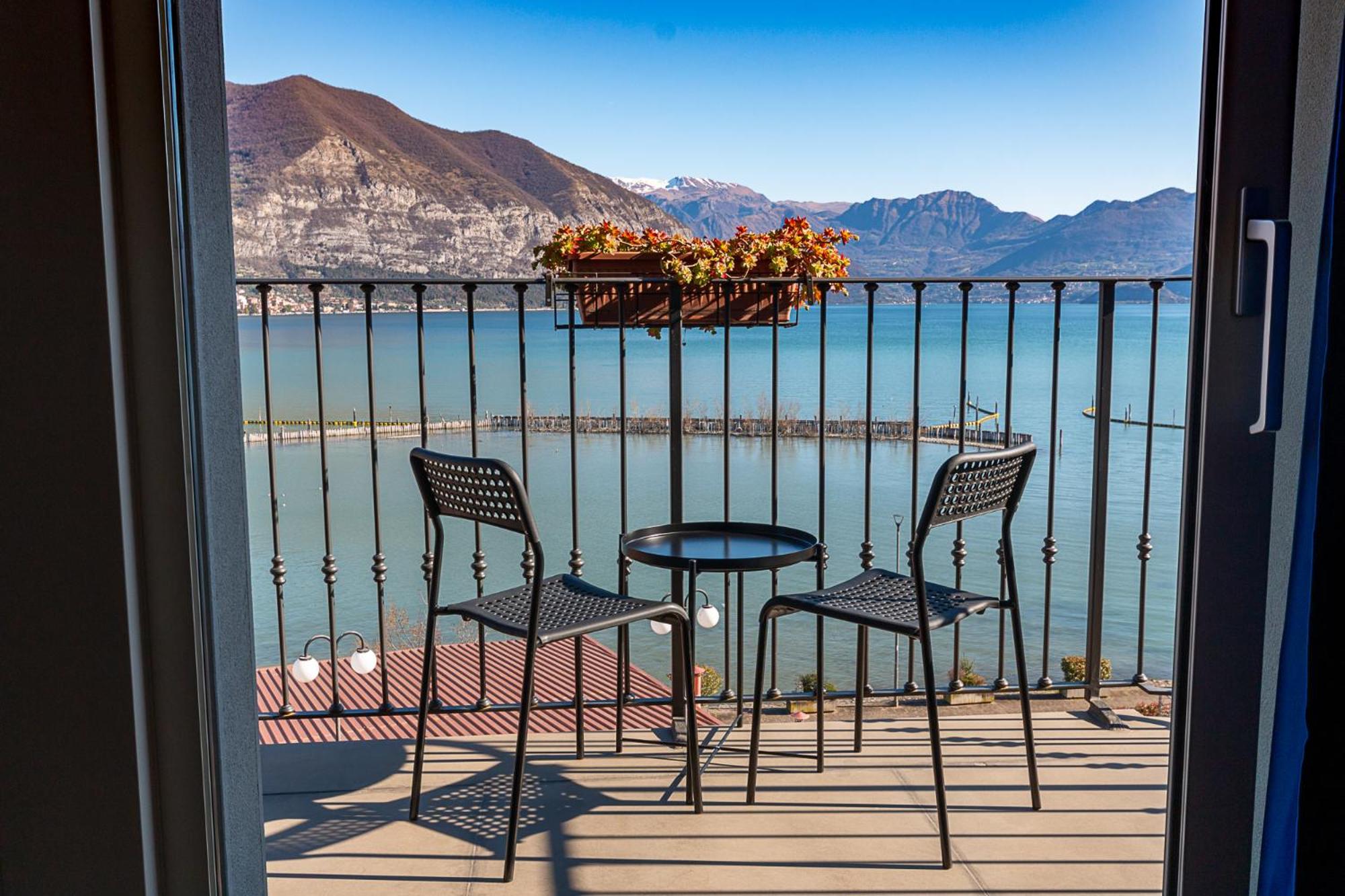 King Room with Lake View - Photo 3