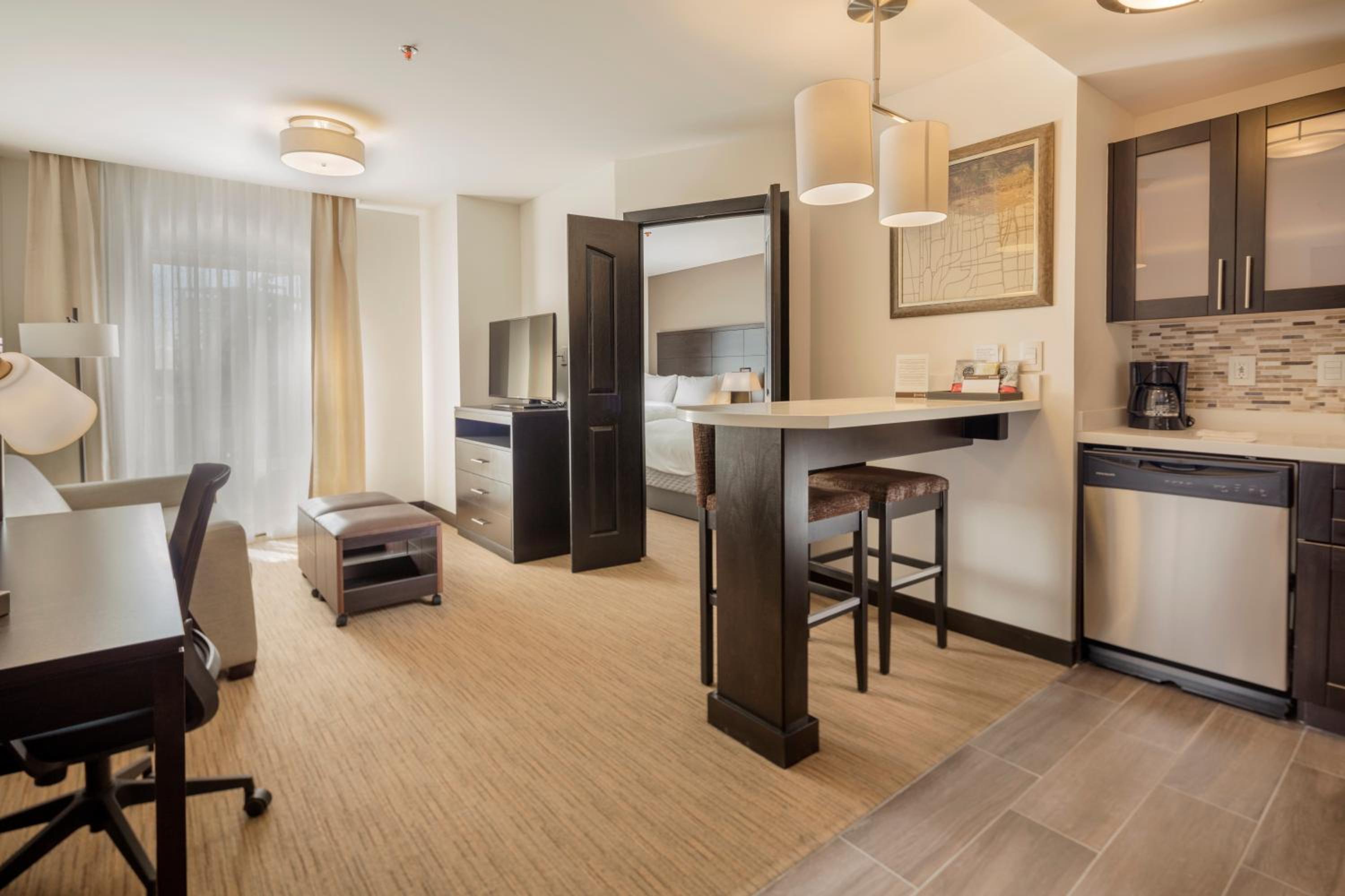 One-Bedroom Queen Suite with Two Queen Beds photo 2